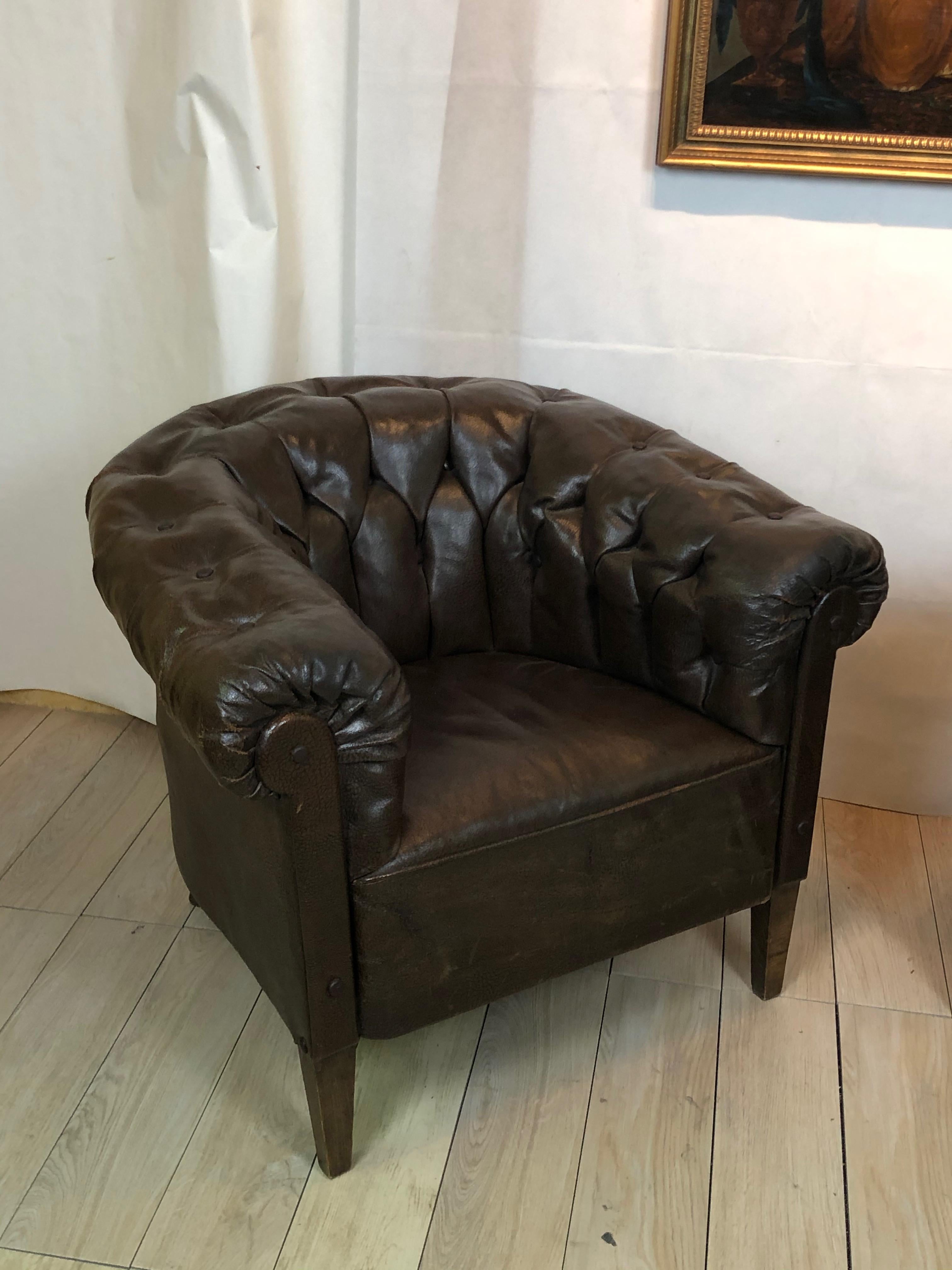 Pair of Chesterfield armchairs from the 1950s in dark brown leather.

Dimensions: Height 90 cm, width 76 cm, depth 67 cm

The timeless design of the Chesterfield style, characterized by its unmistakable capitonné backrest, make this seat an