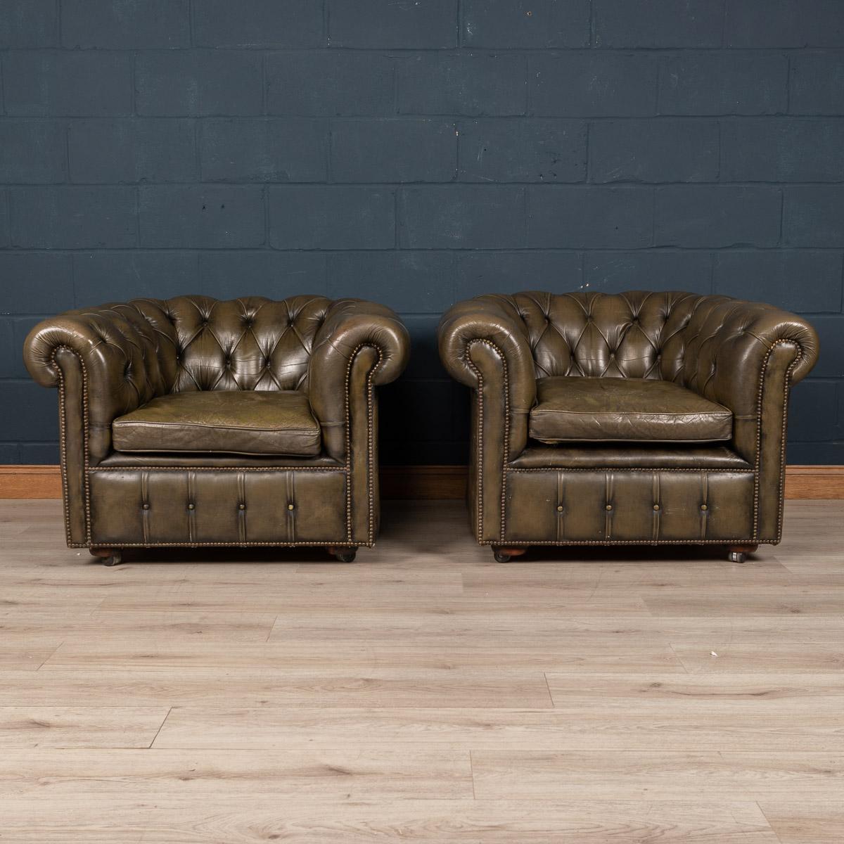 Superb mid 20th century green leather chesterfield sofa. One of the most elegant models with button down seating, this is a fashionable item of furniture capable of uplifting the interior space of any contemporary or traditional home, the classic