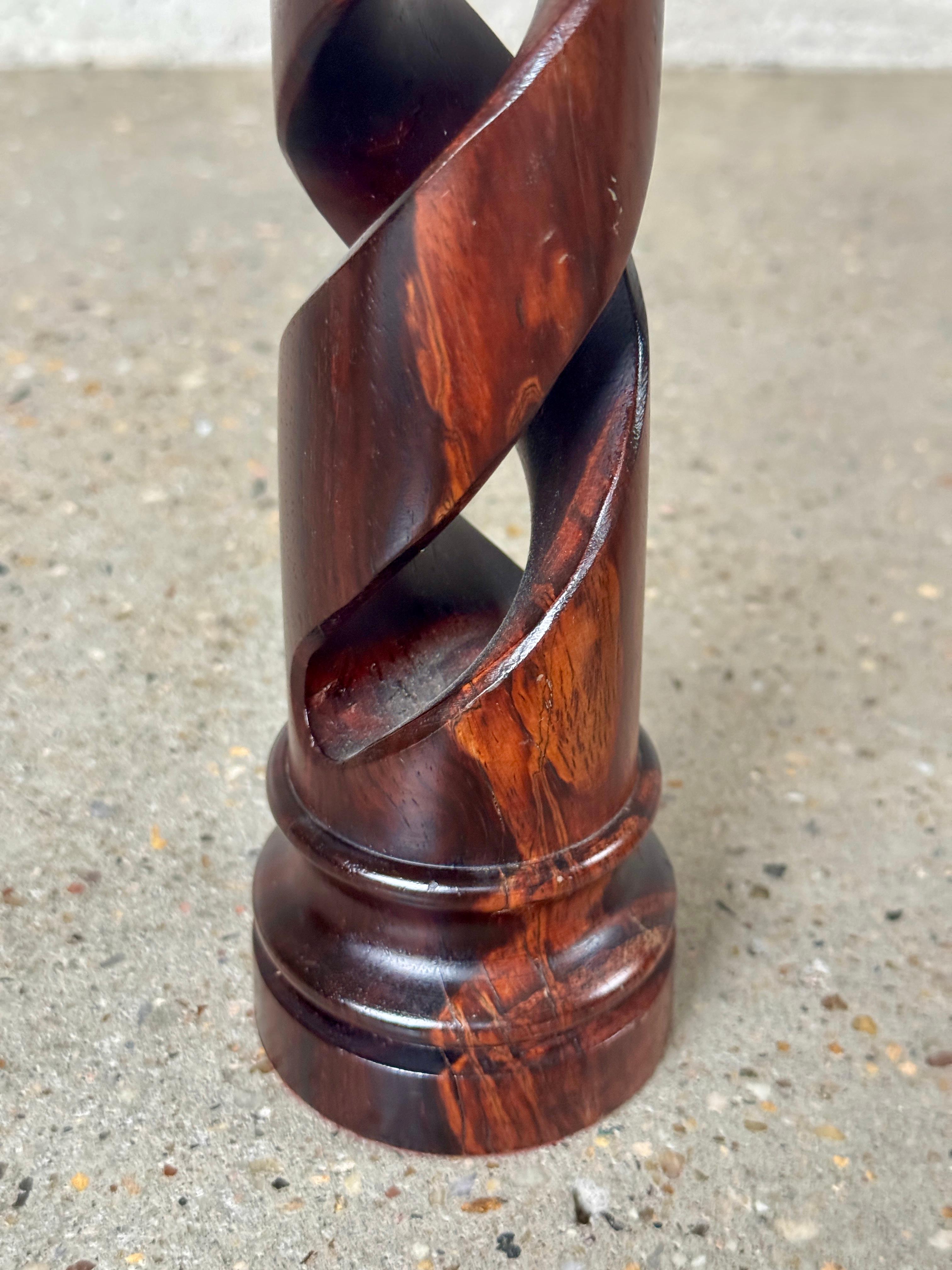 Coppia di candelieri classici in Wood ritorto del XX secolo in vendita 2