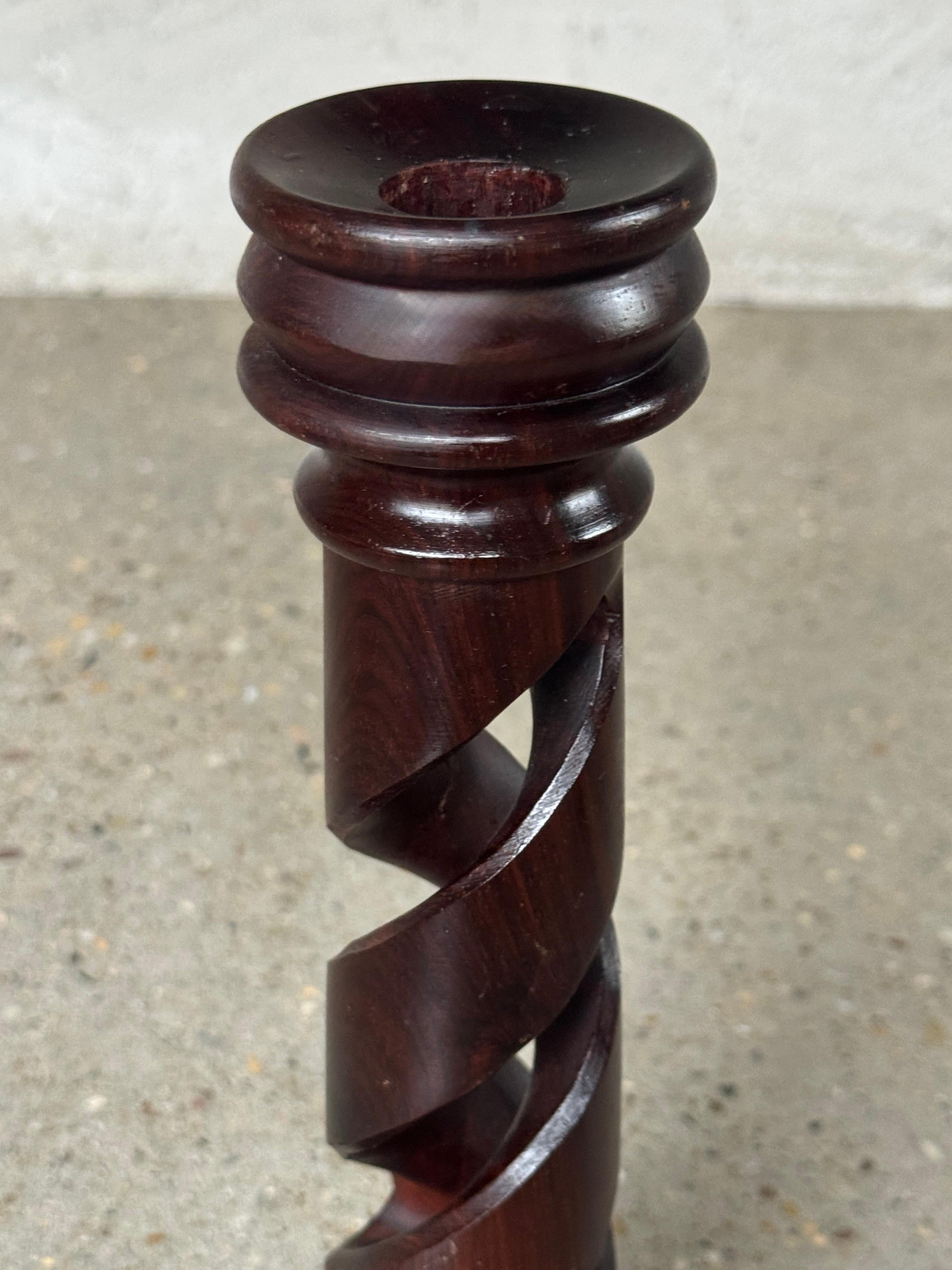 Coppia di candelieri classici in Wood ritorto del XX secolo in vendita 3