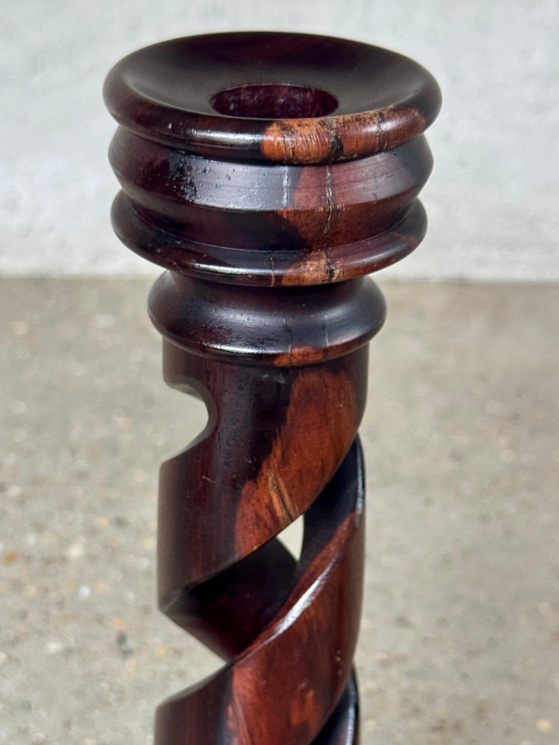 Coppia di candelieri classici in Wood ritorto del XX secolo in vendita 5