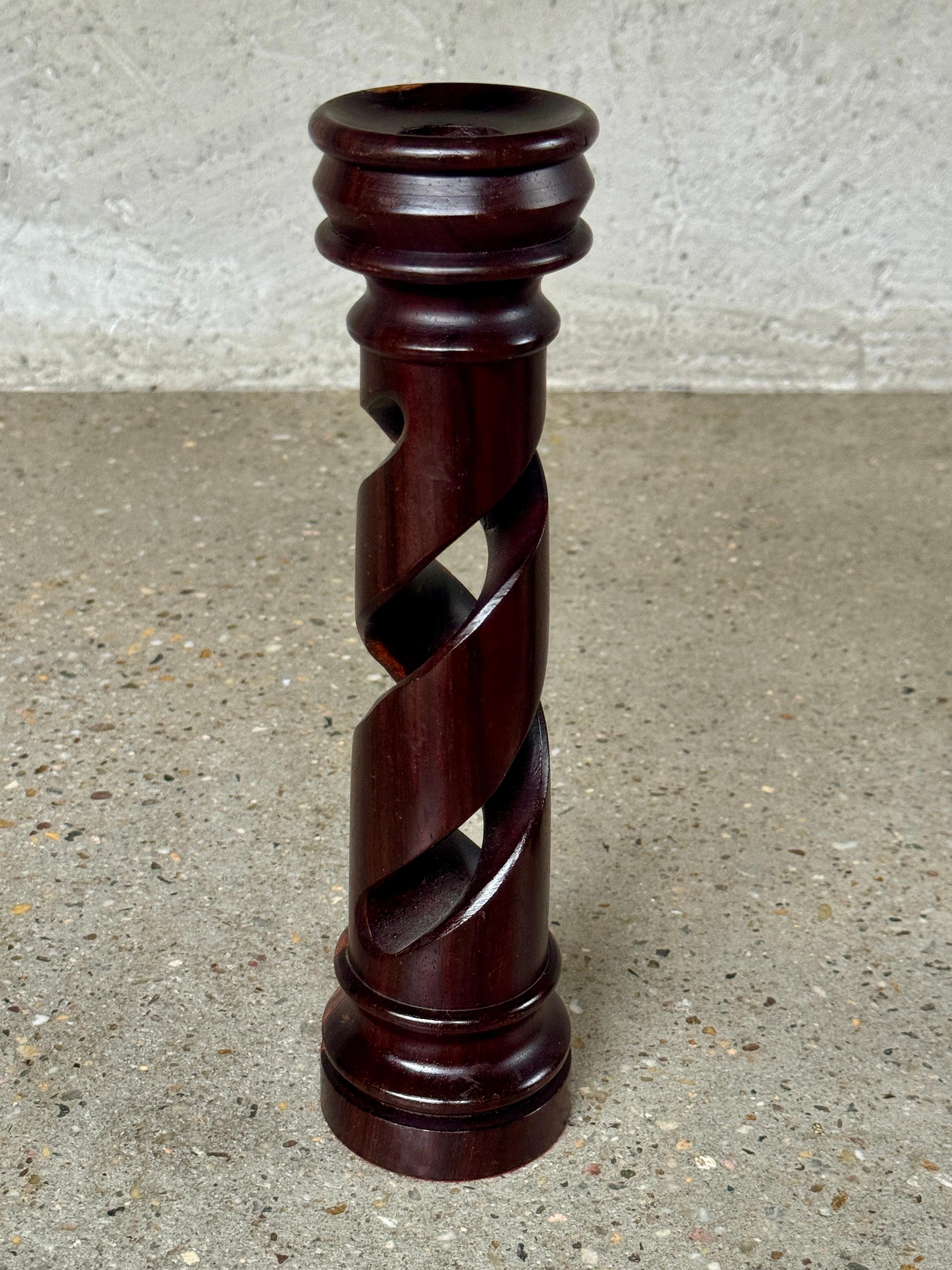 Coppia di candelieri classici in Wood ritorto del XX secolo in vendita 6
