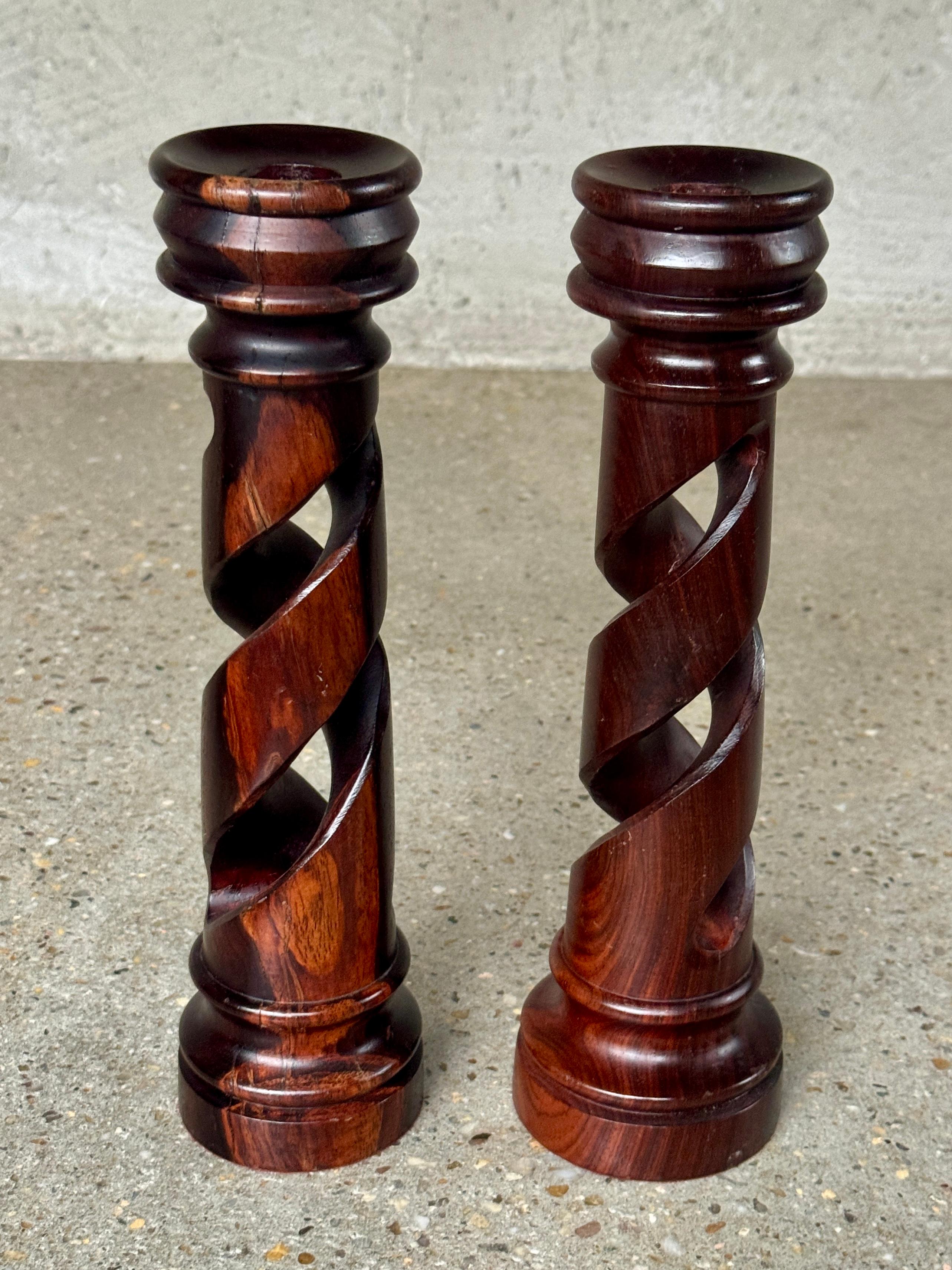 Inglese Coppia di candelieri classici in Wood ritorto del XX secolo in vendita