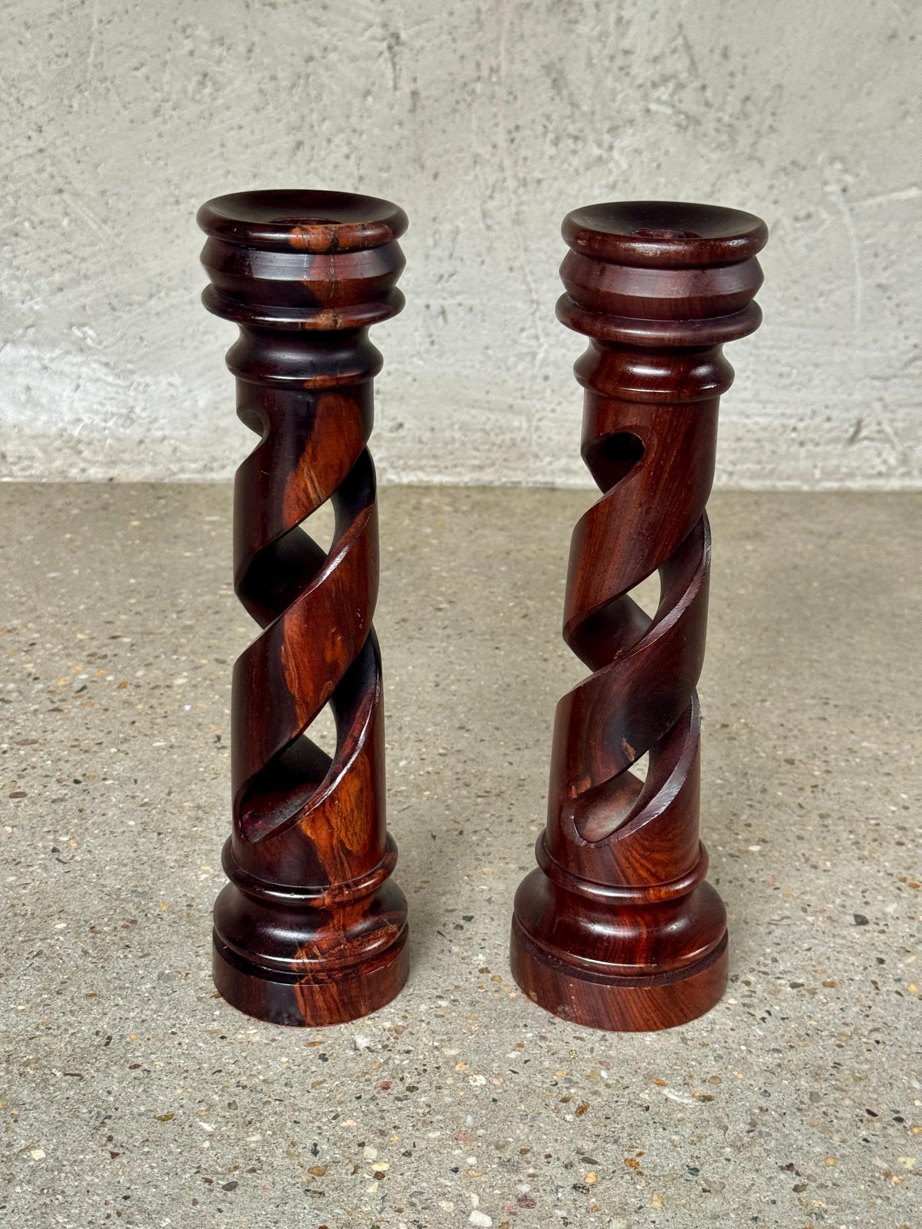 Intagliato a mano Coppia di candelieri classici in Wood ritorto del XX secolo in vendita