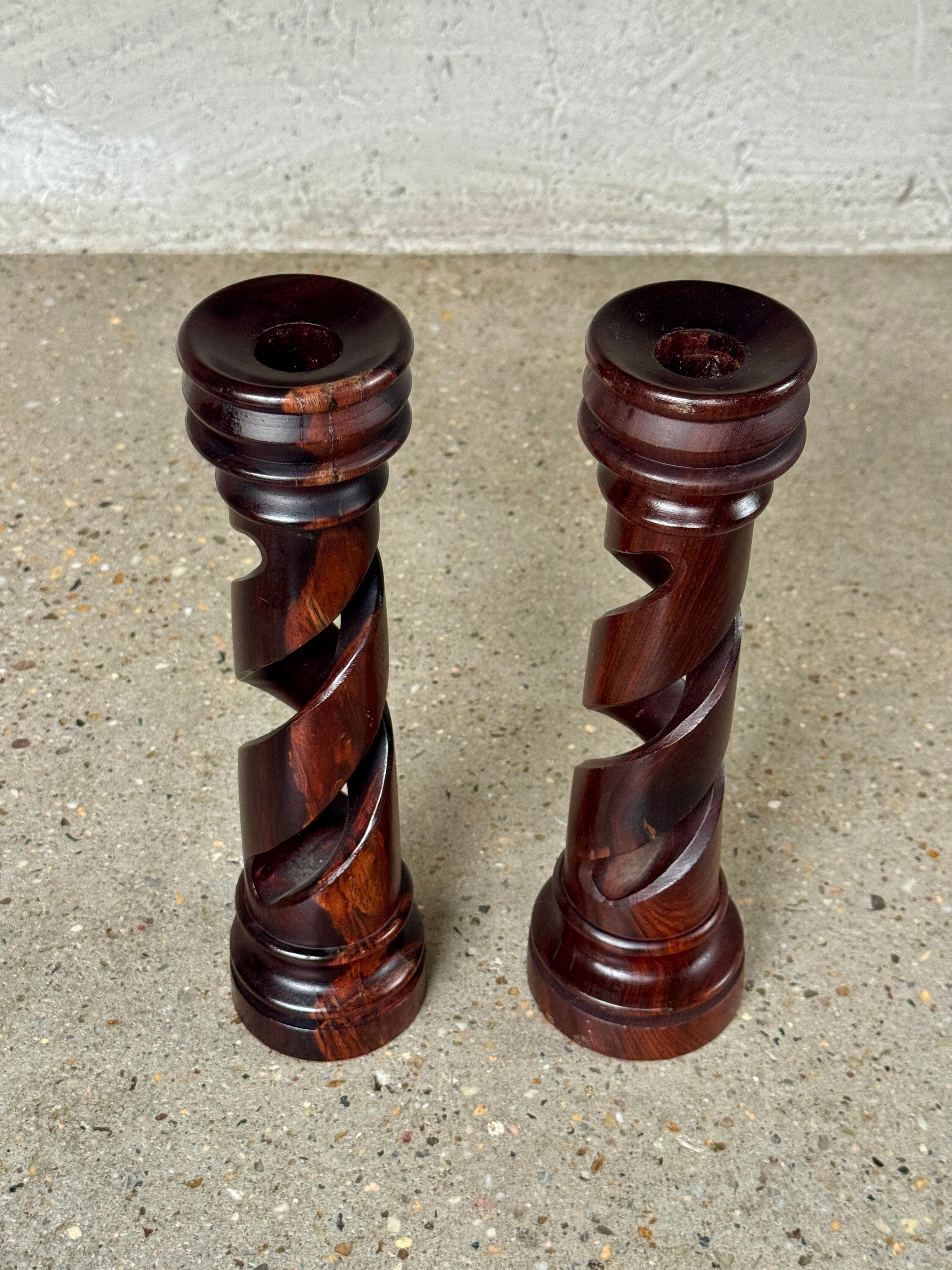 Coppia di candelieri classici in Wood ritorto del XX secolo In condizioni buone in vendita a Wainscott, NY