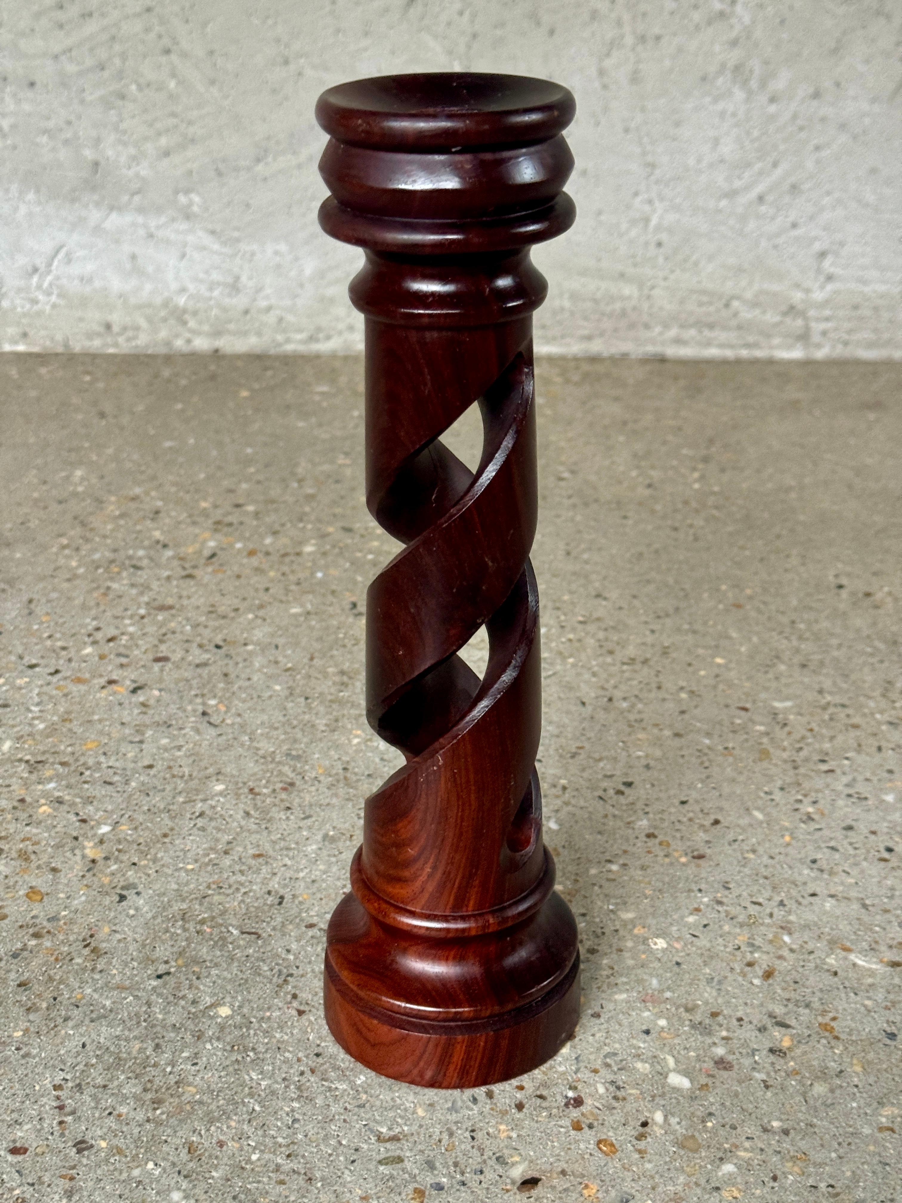 Coppia di candelieri classici in Wood ritorto del XX secolo in vendita 1