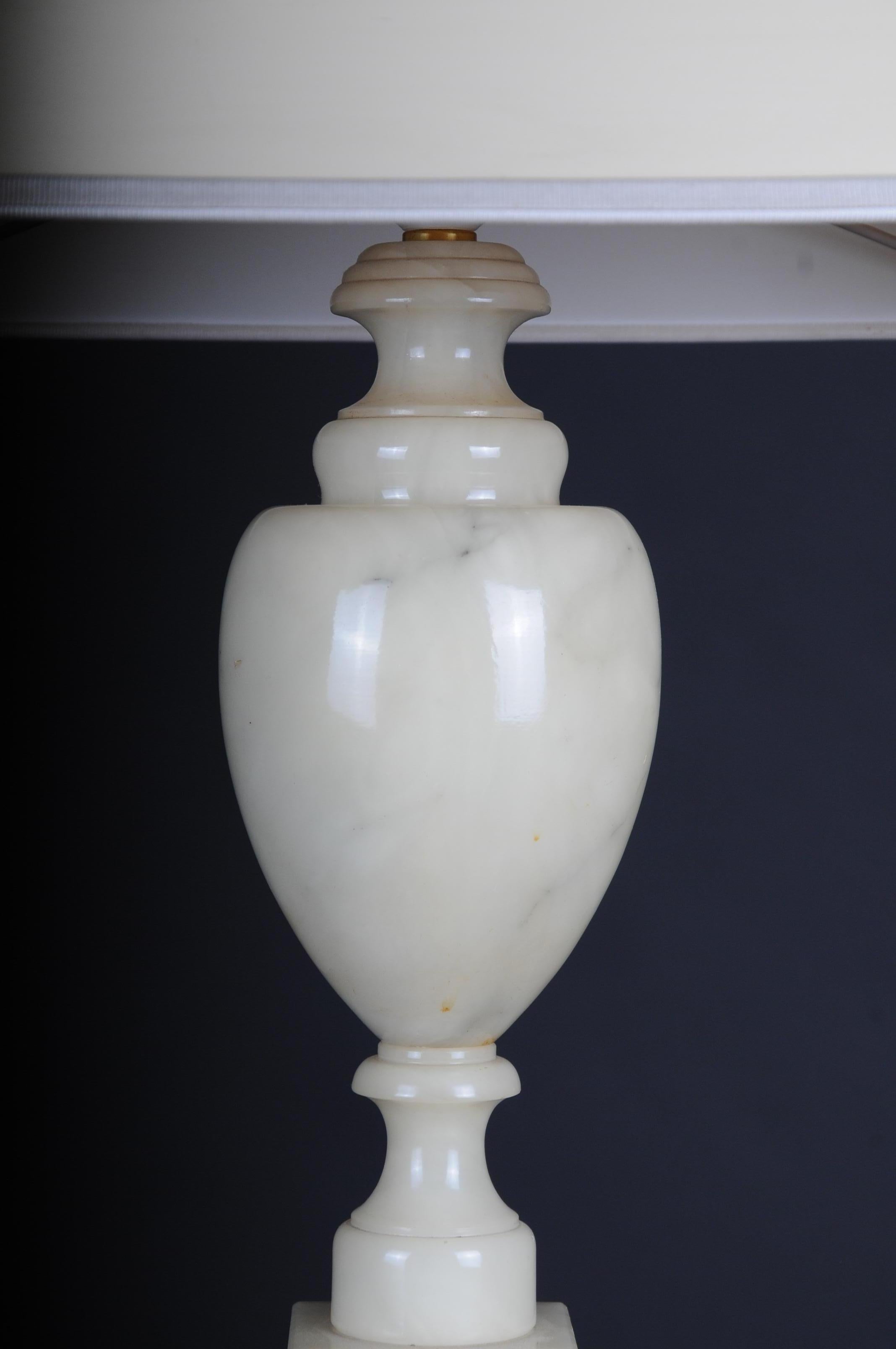 20th Century Pair of Classicist Alabaster Table Lamps in Vase Shape For Sale 1