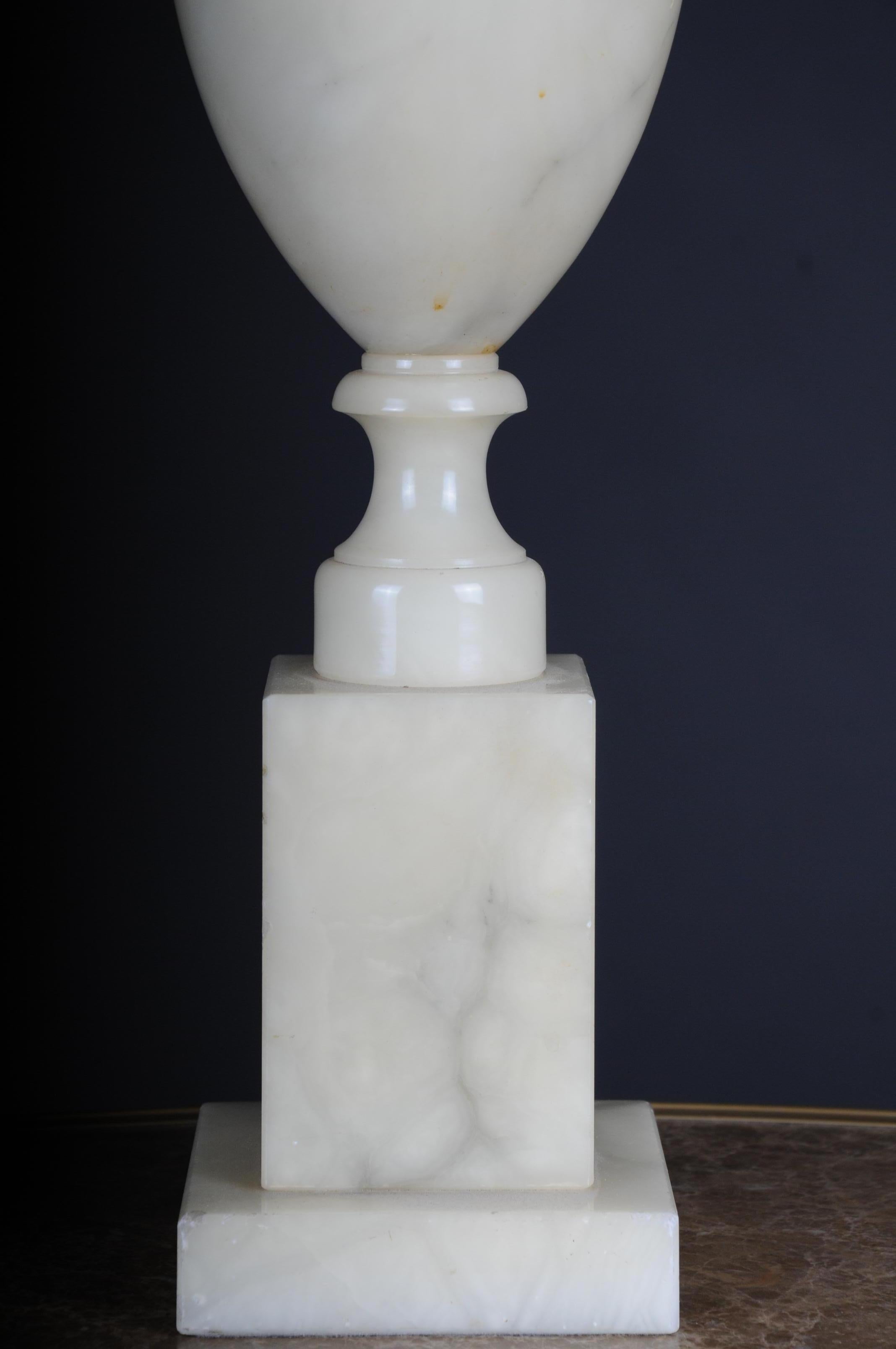 20th Century Pair of Classicist Alabaster Table Lamps in Vase Shape For Sale 2