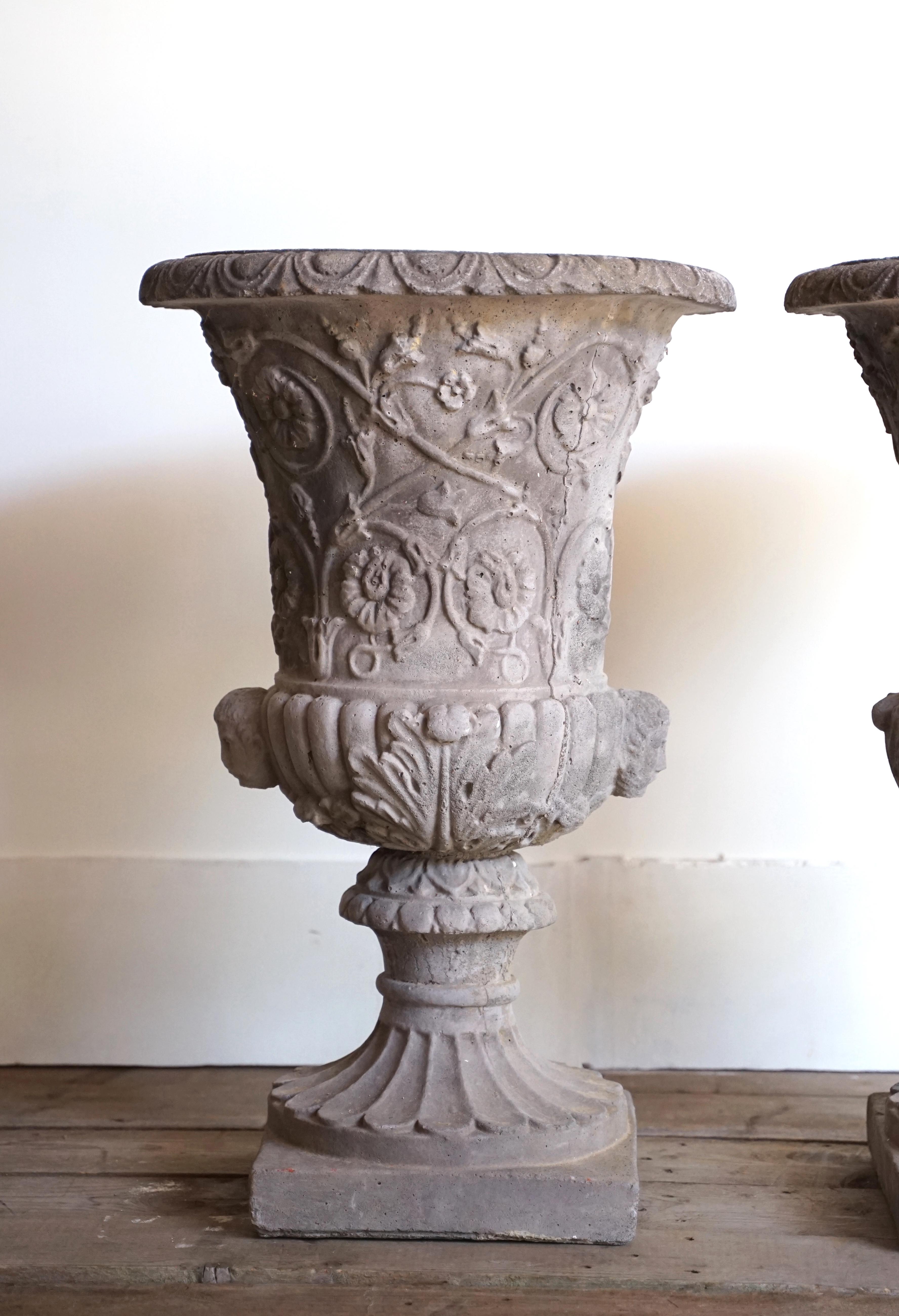 Age: 1930.
Measurements: 50 cm diameter, 77 cm height.
Material: Cement.
Condition: Good state of preservation, although showing signs of age.
Description: Beautiful pair of concrete vases; very well chiselled, ideal for decorating any outdoor