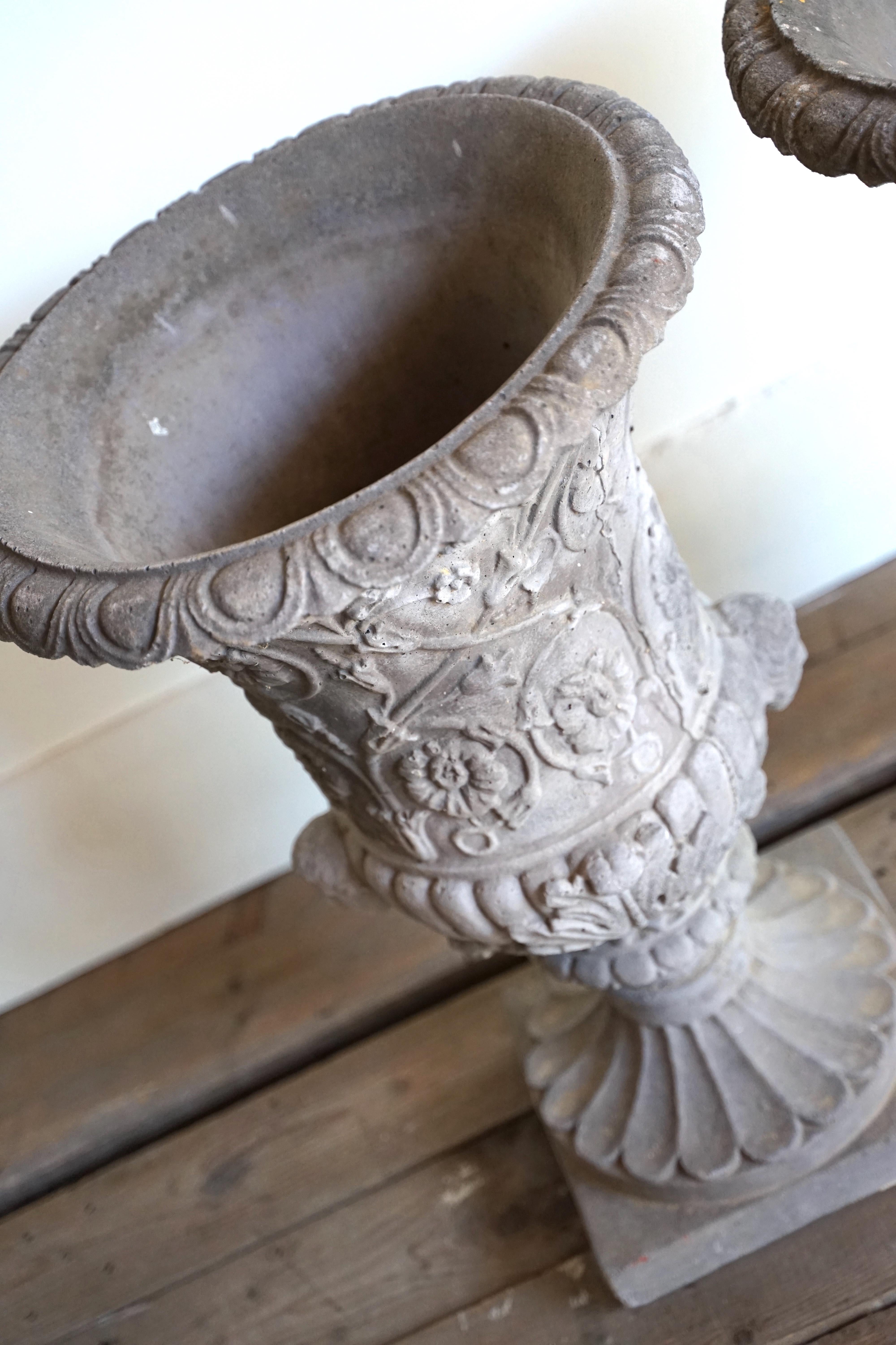 20. Jahrhundert Paar Vasen aus Beton (Sonstiges) im Angebot