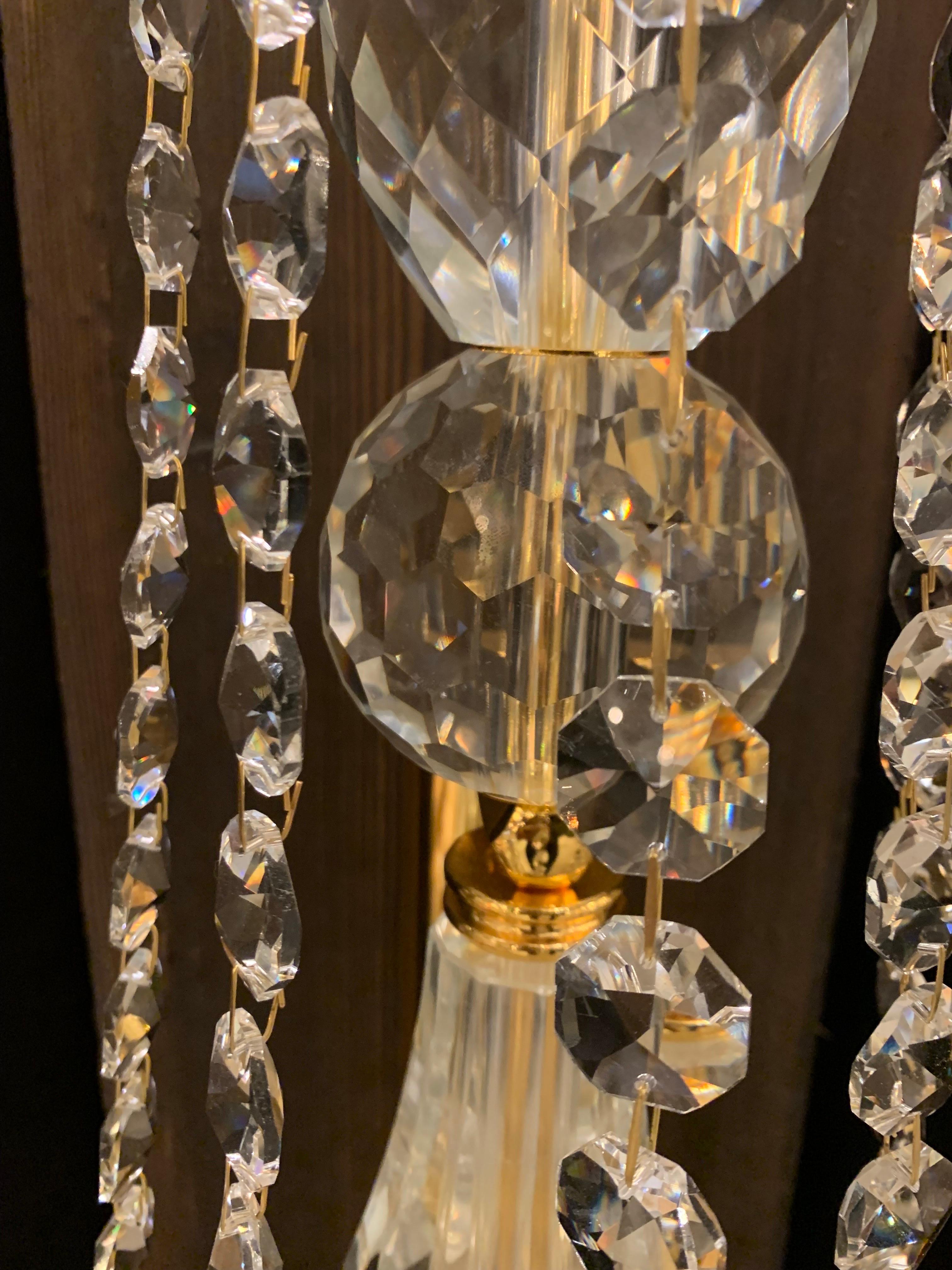 Paar Kristall-Wandleuchten des 20. Jahrhunderts mit 5 Lichtern (gold) inspiriert von Baccarat (Moderne) im Angebot