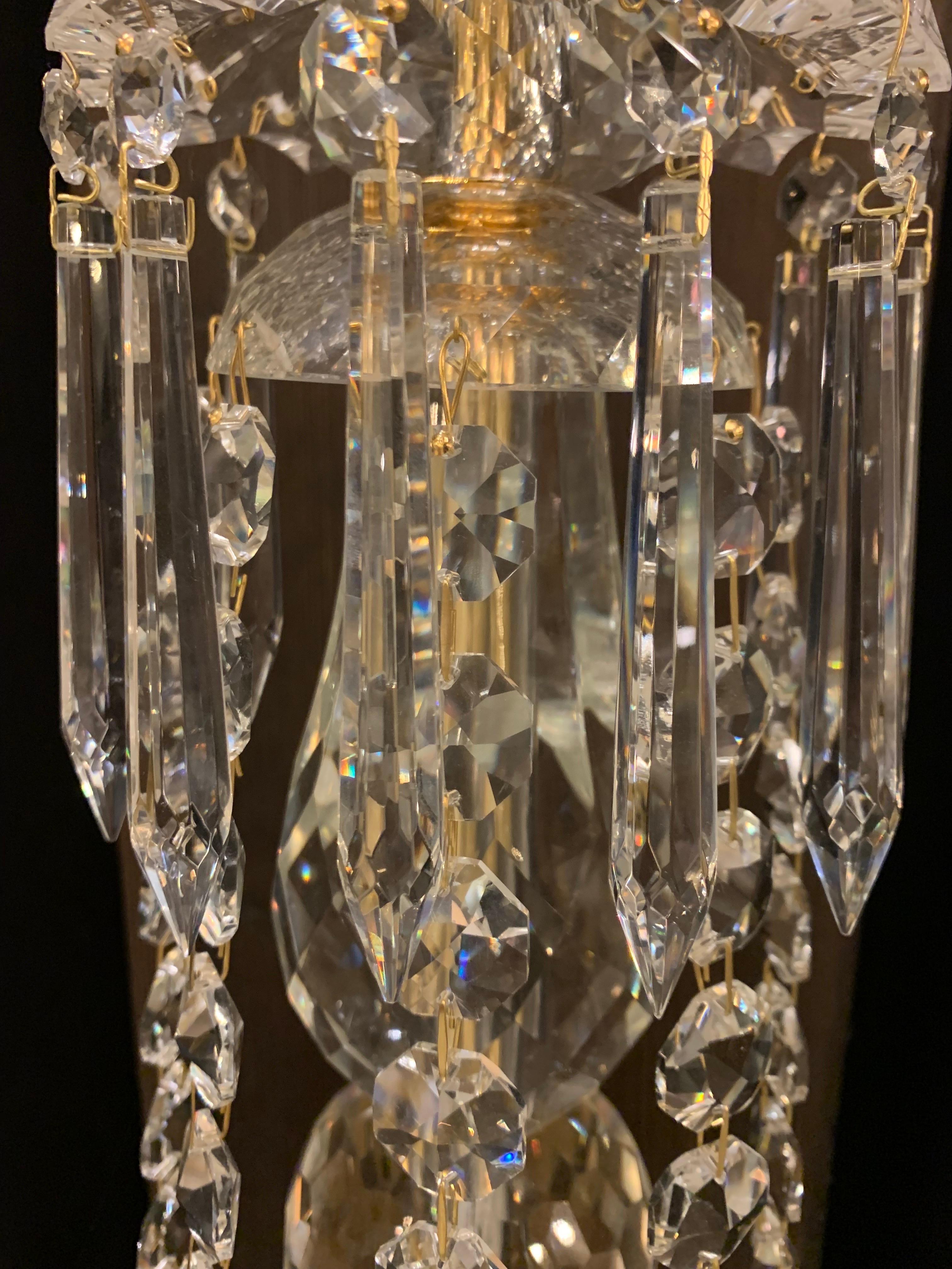 Paar Kristall-Wandleuchten des 20. Jahrhunderts mit 5 Lichtern (gold) inspiriert von Baccarat (Französisch) im Angebot
