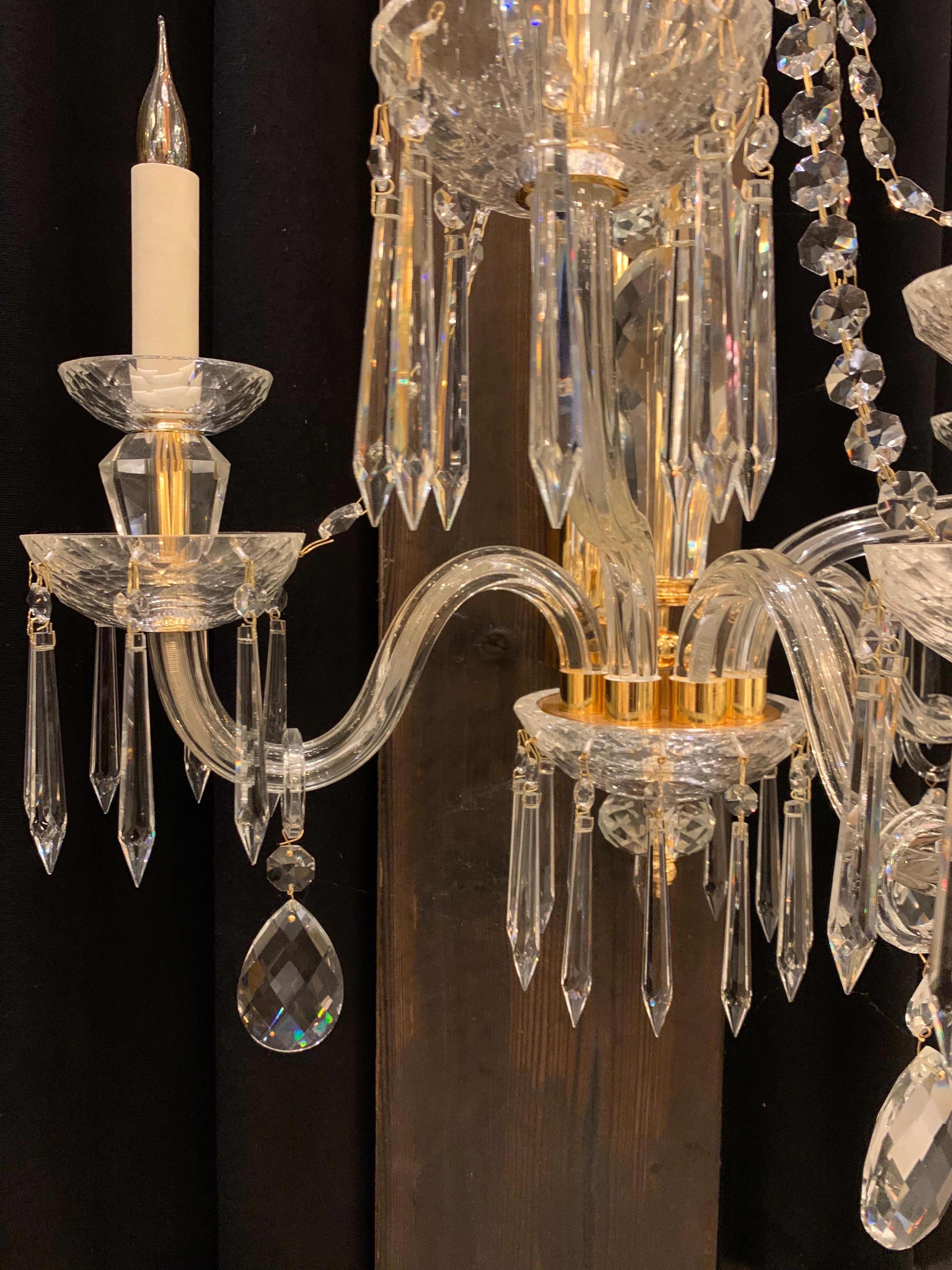 Paar Kristall-Wandleuchten des 20. Jahrhunderts mit 5 Lichtern (gold) inspiriert von Baccarat im Angebot 2