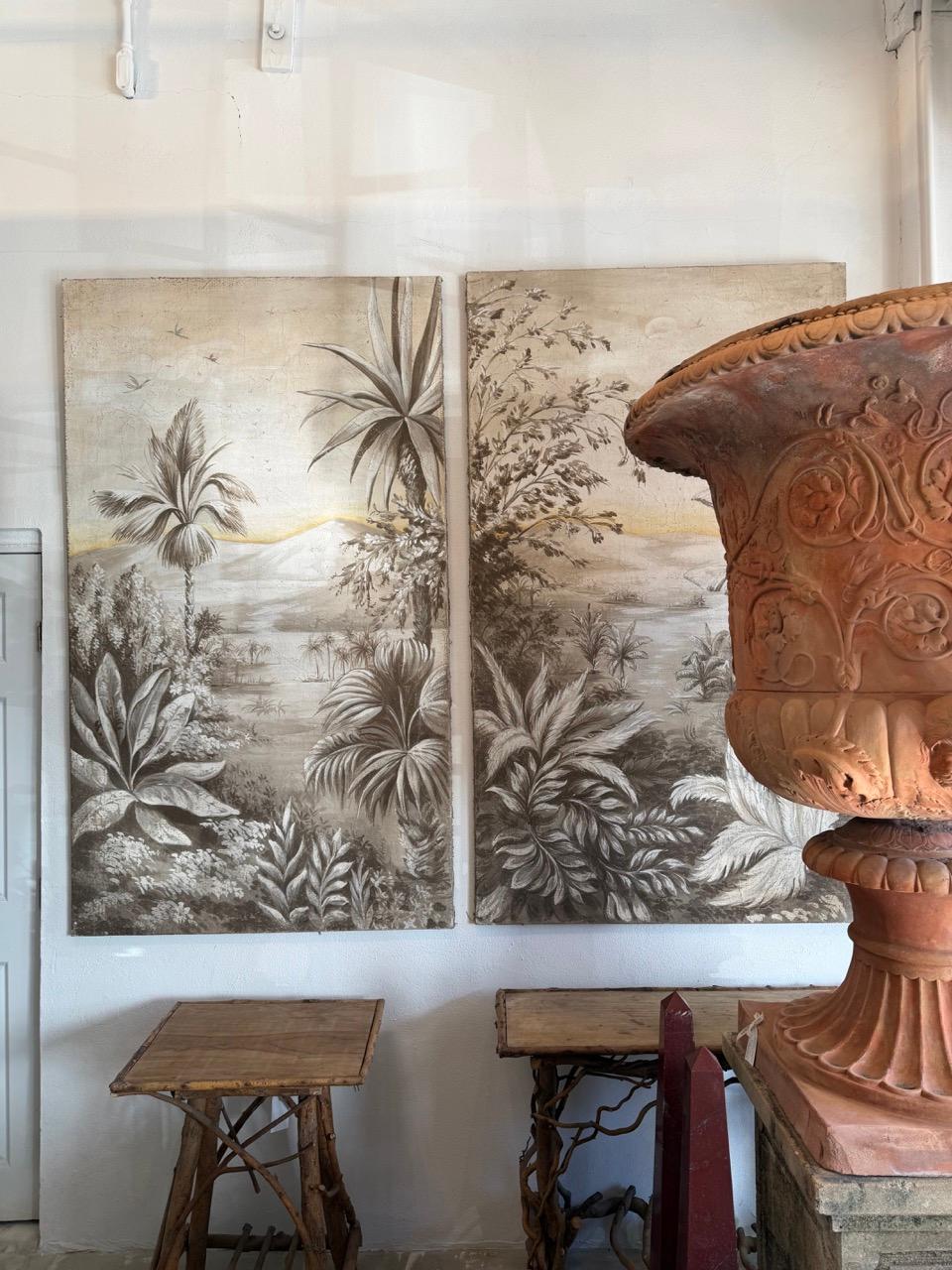 Ein atemberaubendes Paar handgemalter Leinwandtafeln, die meisterhaft im Stil der Renaissance gestaltet sind. Jede Tafel zeigt eine heitere tropische Landschaft mit vielschichtigem Blattwerk, anmutigen Bäumen und einem weichen, stimmungsvollen