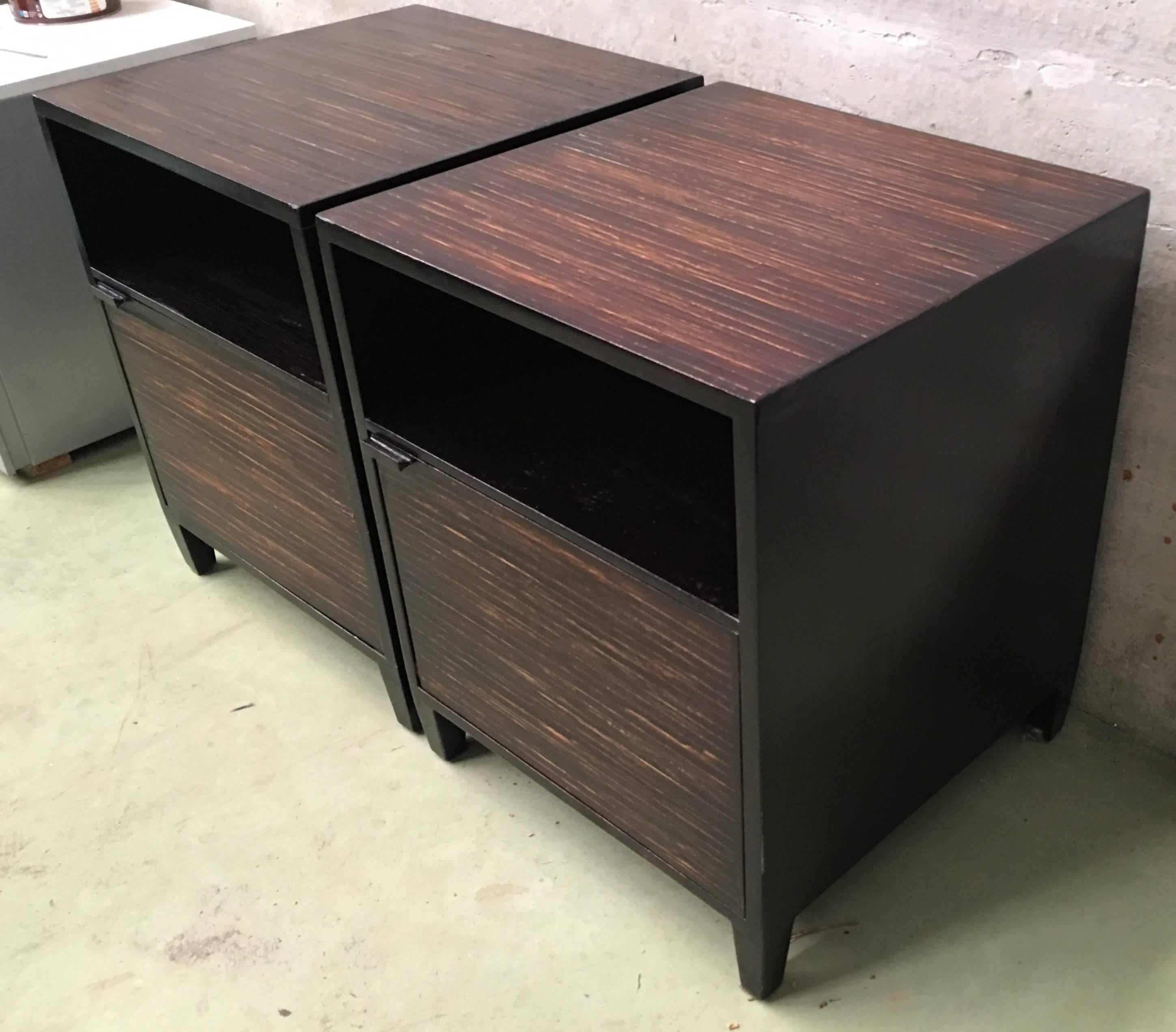 20th Century Pair of Ebonized Macassar Nightstands or Side Tables with One Door In Excellent Condition For Sale In Miami, FL
