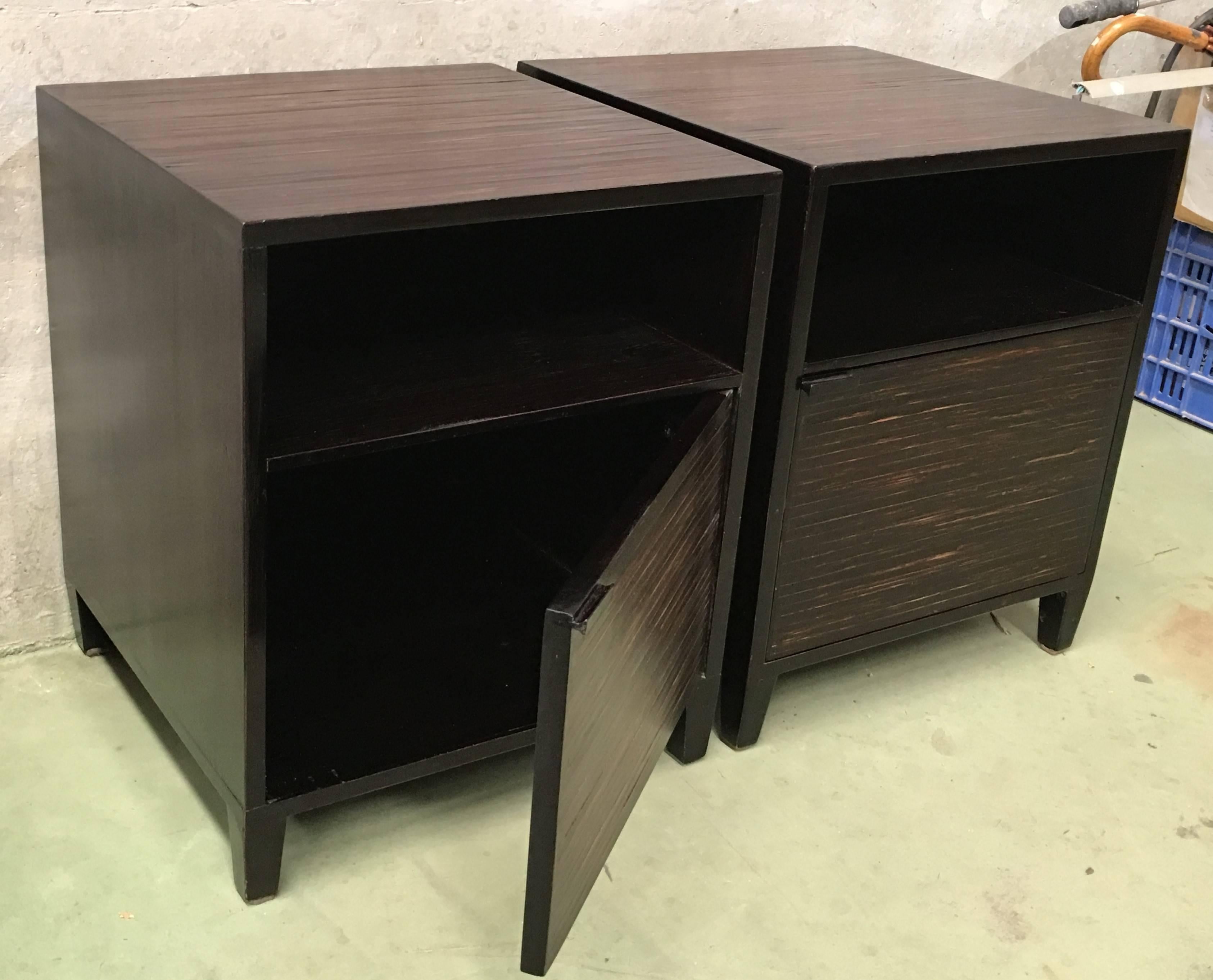 20th Century Pair of Ebonized Macassar Nightstands or Side Tables with One Door For Sale 3