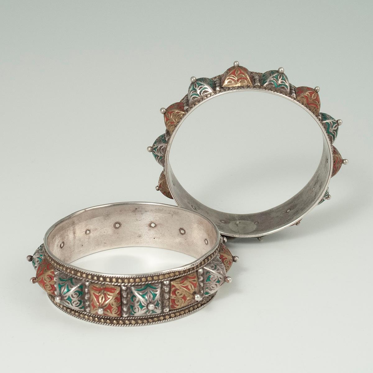 Paar Emaille- und Silberarmbänder des 20. Jahrhunderts, Marokko (Stammeskunst) im Angebot