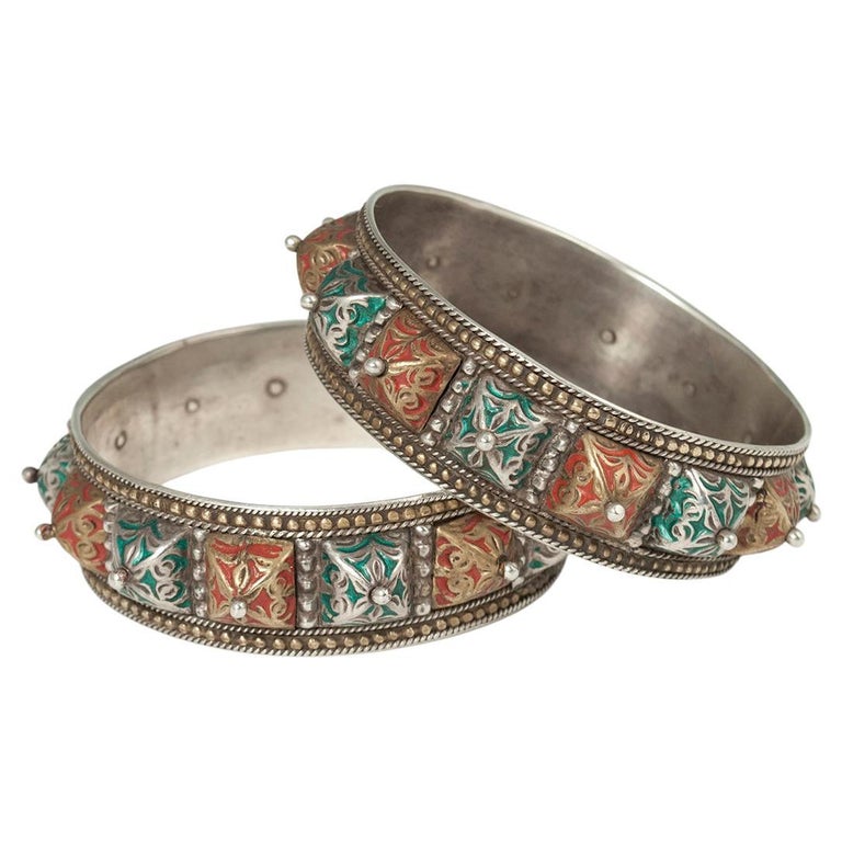 Paire de bracelets en émail et argent du 20ème siècle, Maroc En vente sur  1stDibs