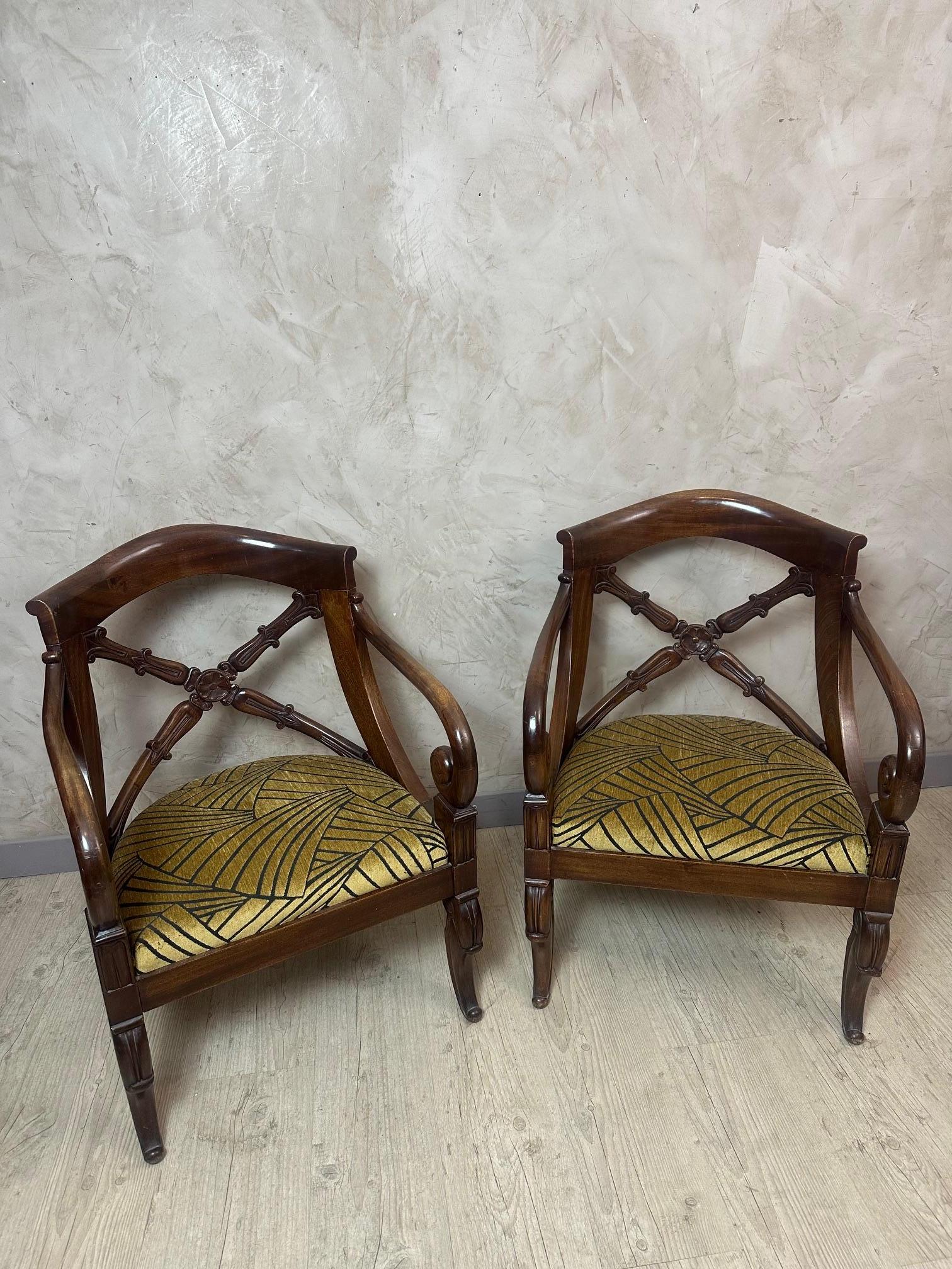 Elegante paire de fauteuils anglais, présentant une superbe qualité d'exécution typique de la fin du 19ème / début du 20ème siècle.
Les dossiers sont sculptés d'un motif de croix ajourée, finement détaillé, apportant légèreté et raffinement à la