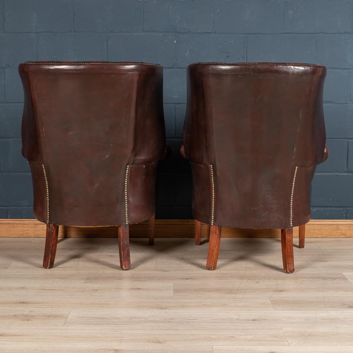 20th Century Pair of English Leather Barrel Back Armchairs c.1970 In Good Condition In Royal Tunbridge Wells, Kent