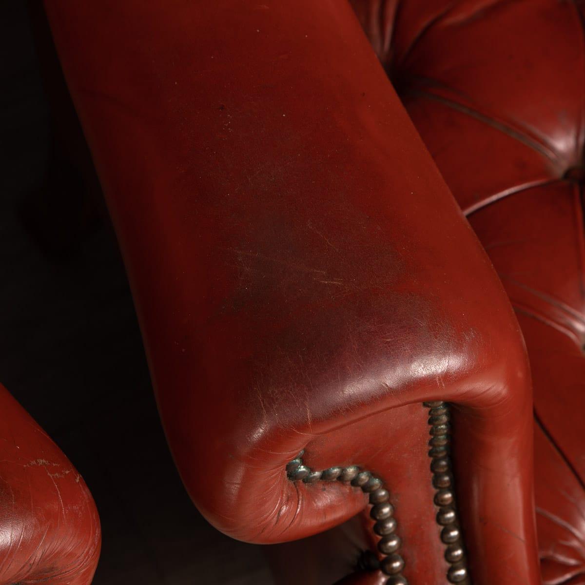 20th Century Pair of English Leather Wingback Armchairs, circa 1970 For Sale 12