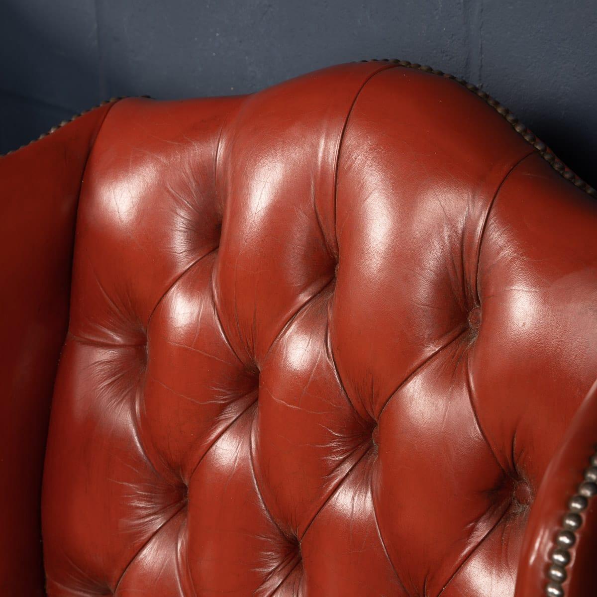 Paire de fauteuils Wingback en cuir anglais du XXe siècle, datant d'environ 1970 en vente 12