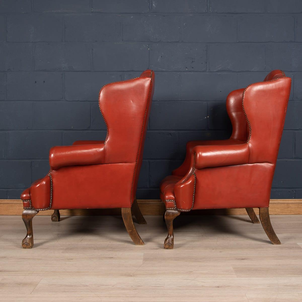 Anglais Paire de fauteuils Wingback en cuir anglais du XXe siècle, datant d'environ 1970 en vente