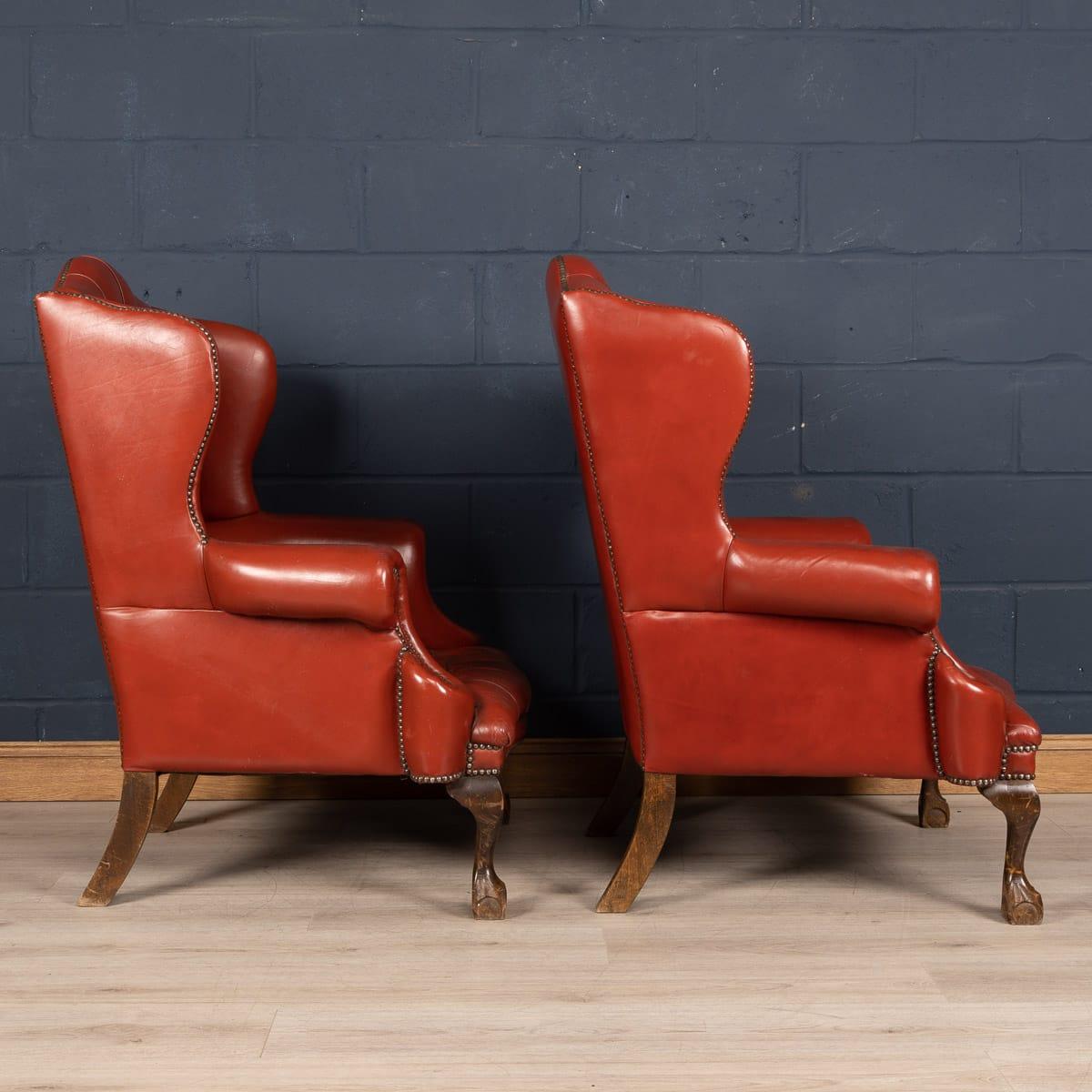 20ième siècle Paire de fauteuils Wingback en cuir anglais du XXe siècle, datant d'environ 1970 en vente