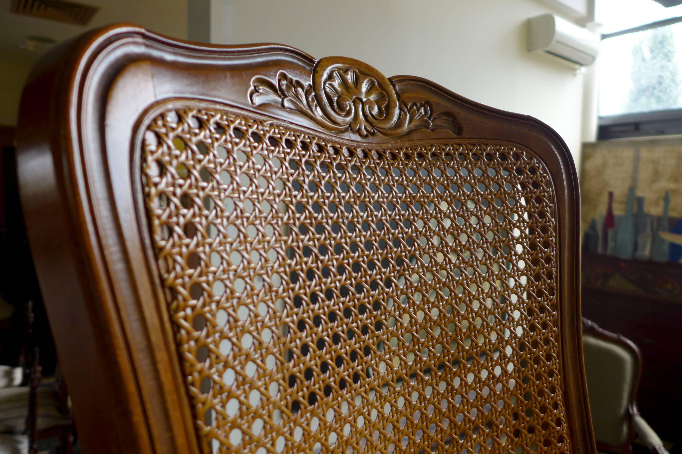 Paire de chaises de salle à manger en noyer sculpté de style Louis XV.
Tous deux avec sièges et dossiers cannelés à la main. Les chaises reposent sur des pieds cabriole avant élégamment sculptés et peuvent être vendues séparément,
France, vers