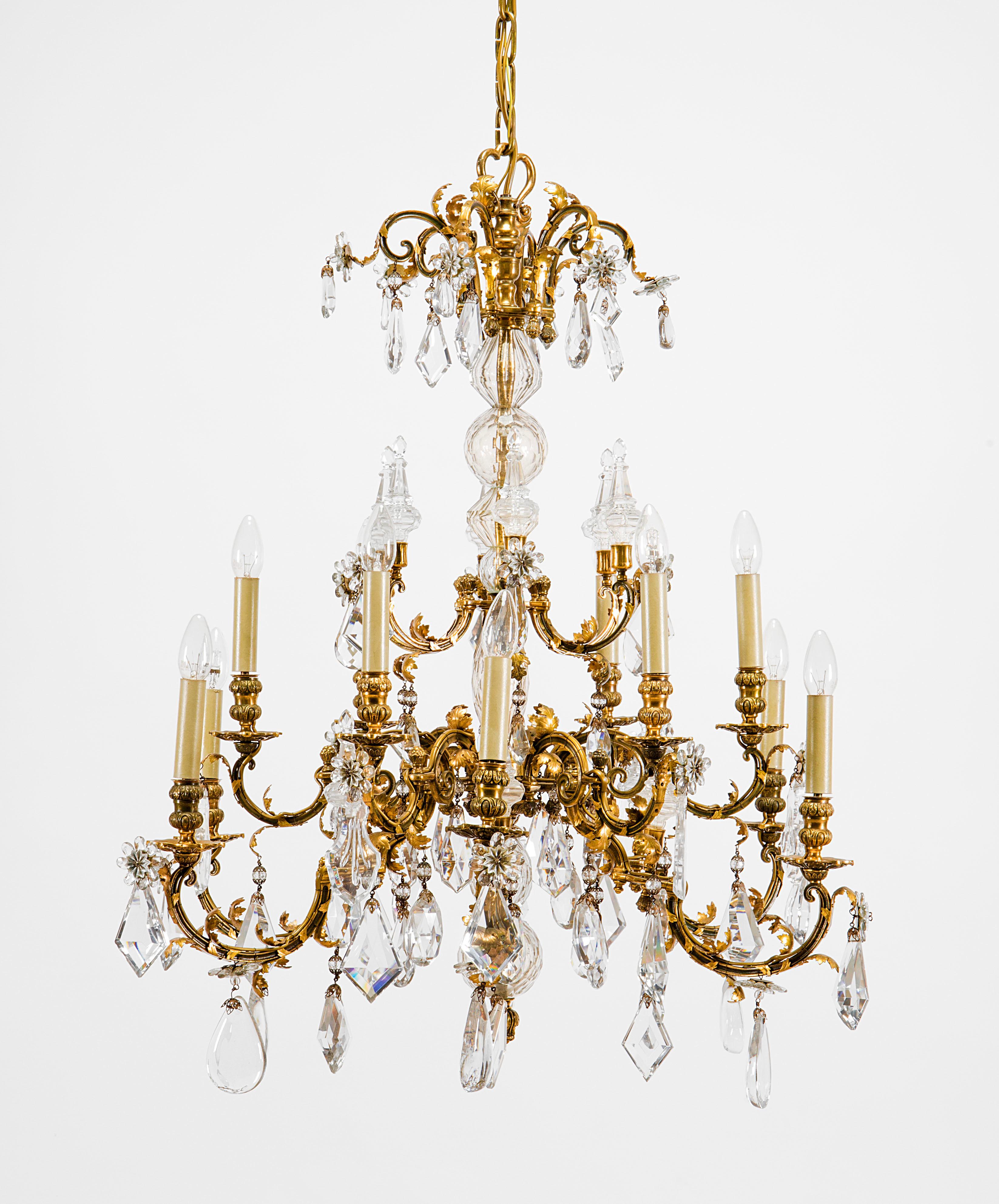 20th century, pair of French crystal and gilt bronze chandeliers by Maison Baguès

This pair of chandeliers was made in France in the early twentieth century, a work attributable to the manufacture of Paris Maison Baguès. The golden bronze