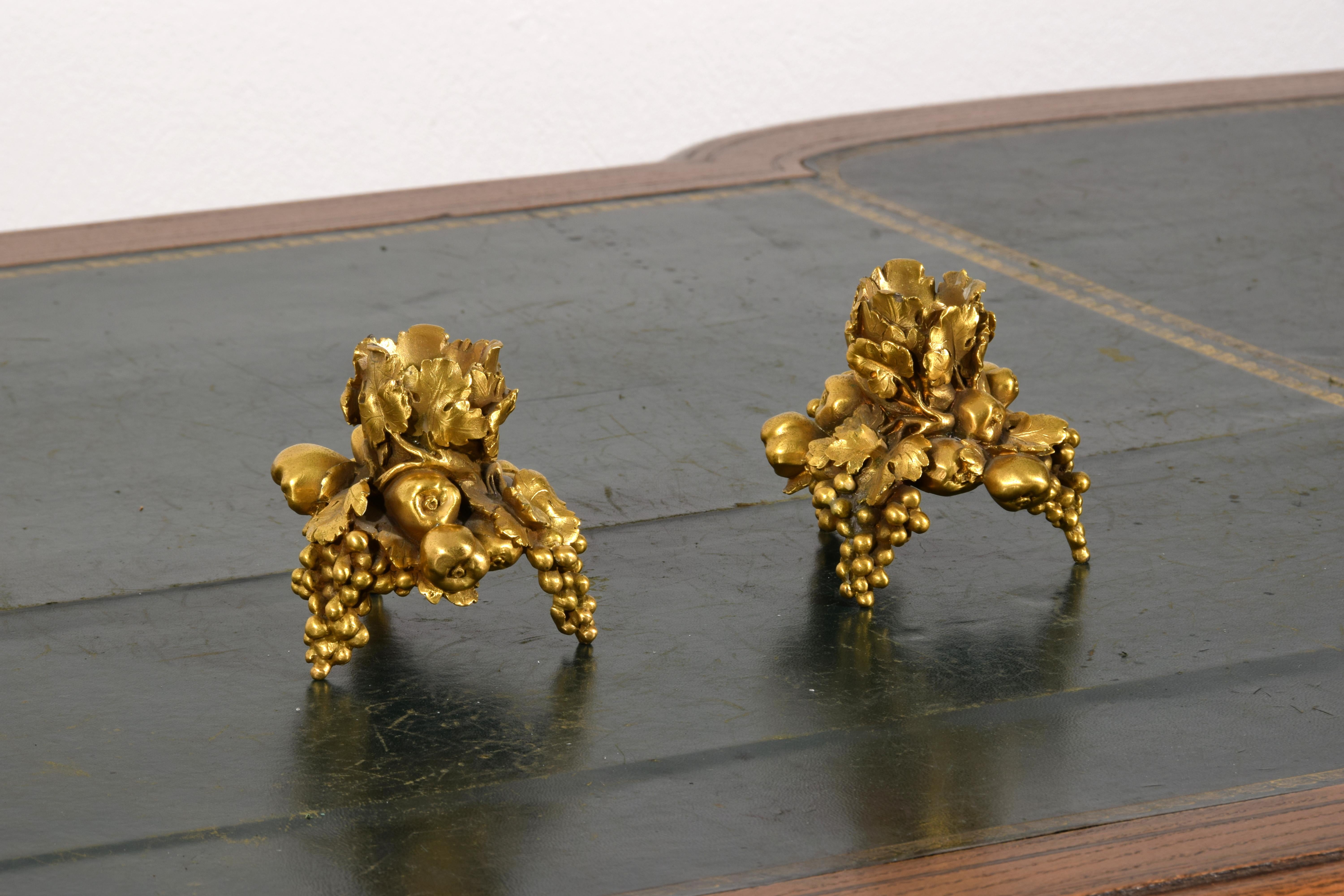 Français 20e siècle, Paire de chandeliers français en bronze doré  en vente