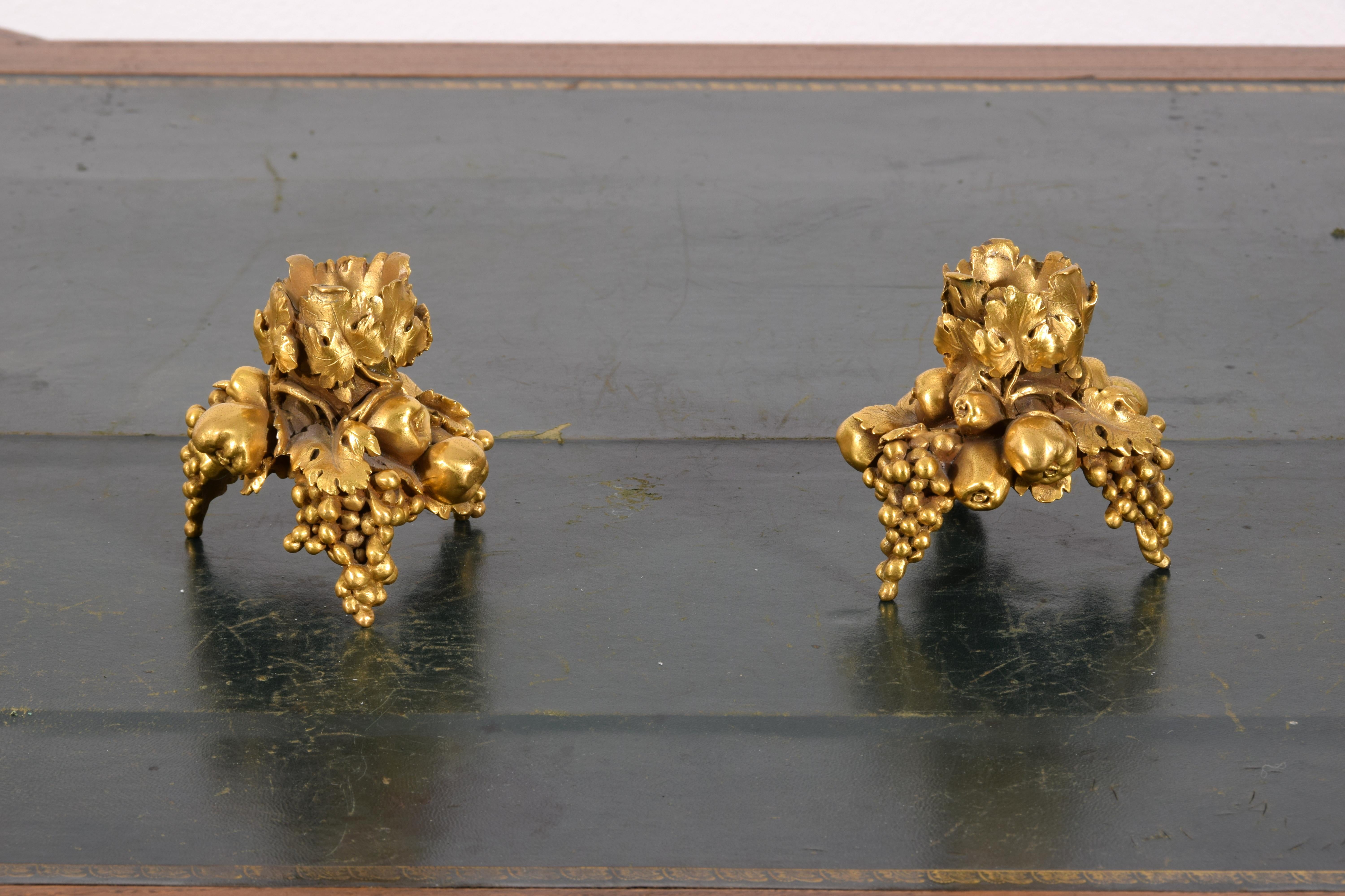 Bronze 20e siècle, Paire de chandeliers français en bronze doré  en vente