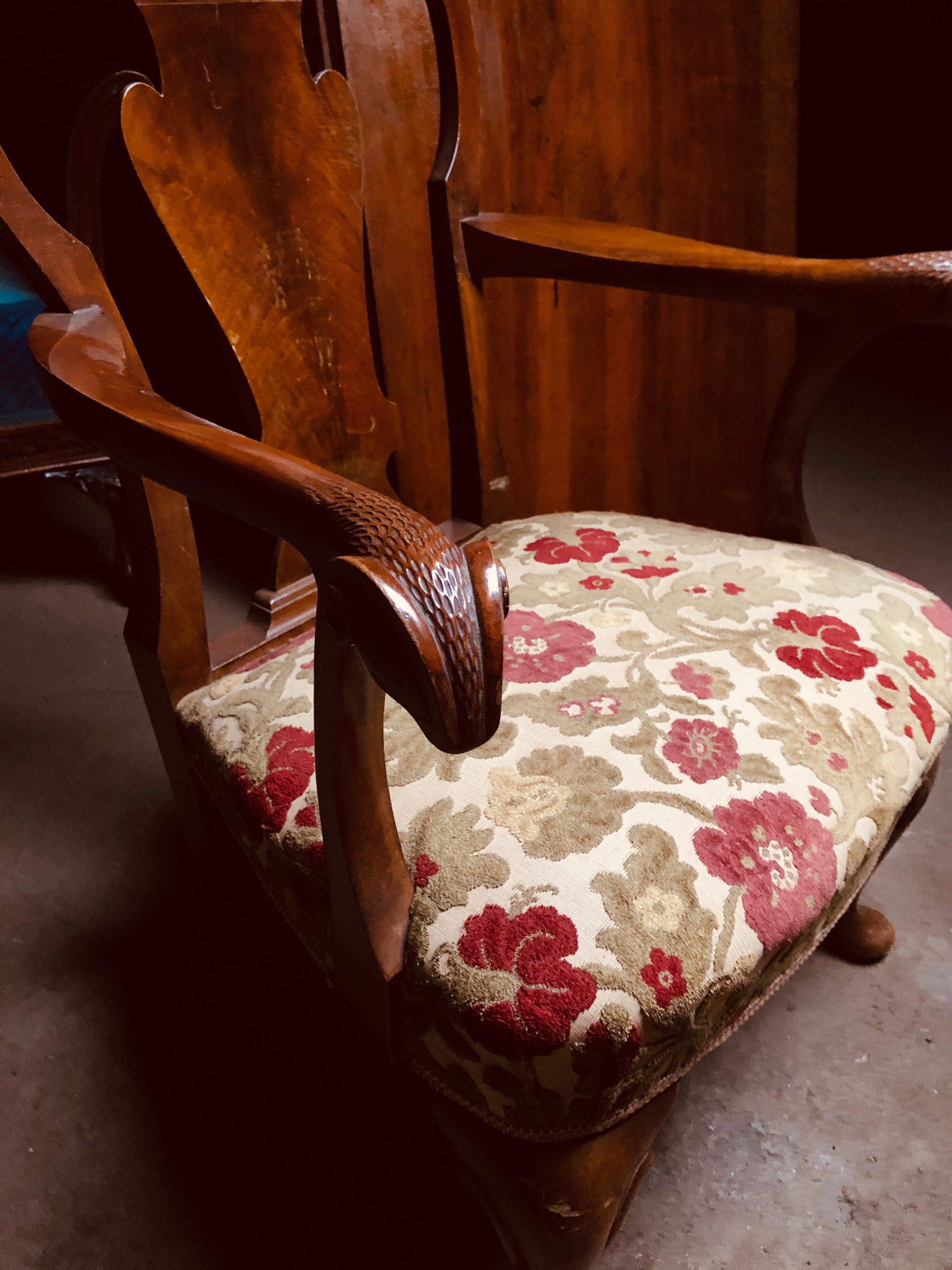 Paire de fauteuils français en acajou avec tapisserie d'origine.
Les accoudoirs sont sculptés à la main avec une tête de bélier à l'extrémité.
Il y a un canapé à deux places qui pourrait correspondre parfaitement.
France, datant d'environ 1920.