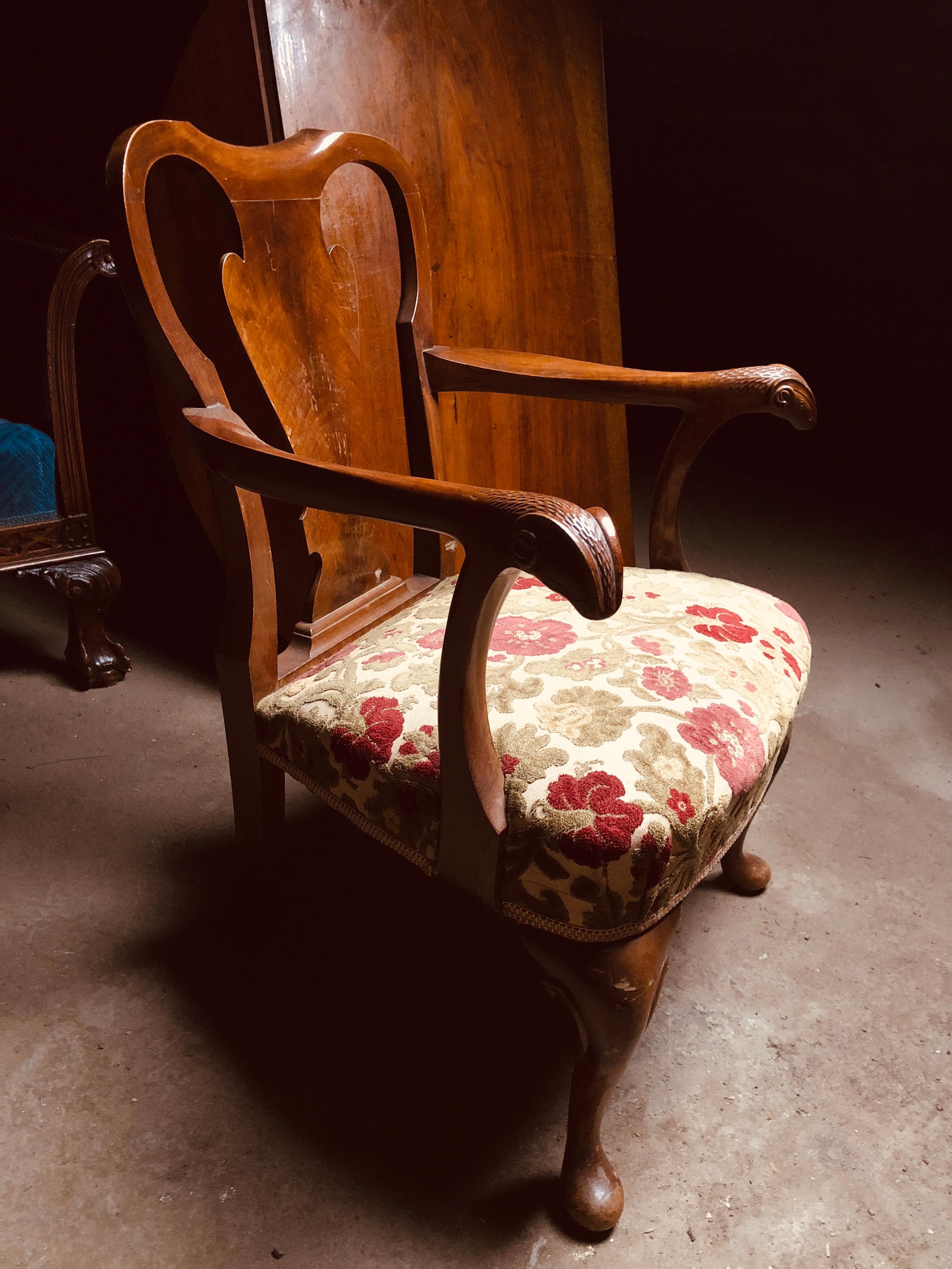 Français Paire de fauteuils français en acajou du XXe siècle avec accoudoirs sculptés à la main  en vente