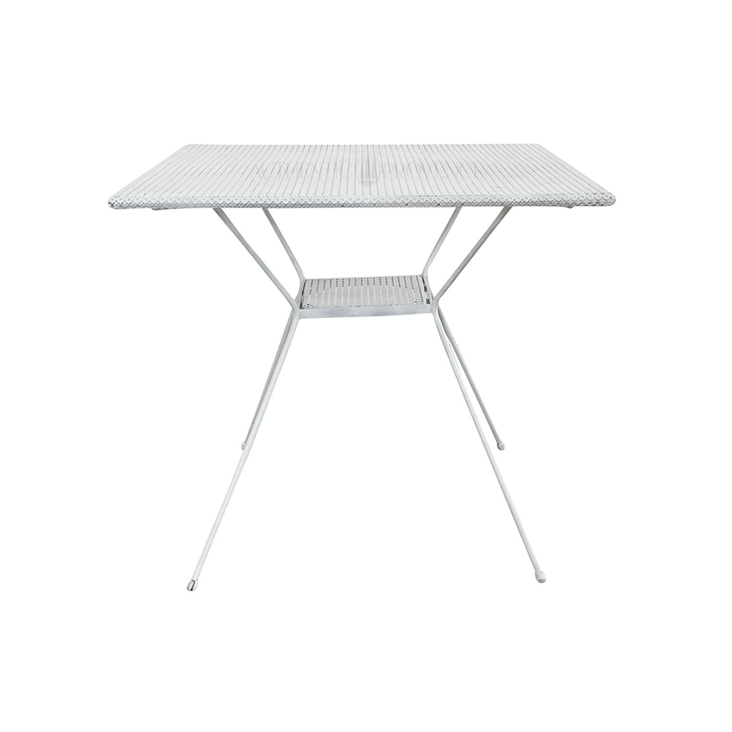 Paire de tables de jardin en métal blanc, originales et modernes du milieu du siècle, de Mathieu Mategot, avec des plateaux carrés perforés et de petites étagères. Ces pièces ont été restaurées et sont en bon état. Usure conforme à l'âge et à