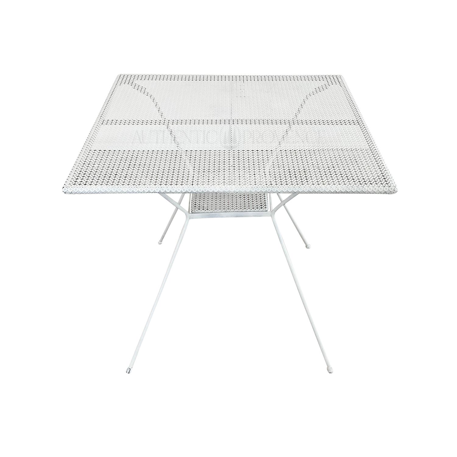 Français 20ème siècle Paire de tables de jardin en métal blanc de style 