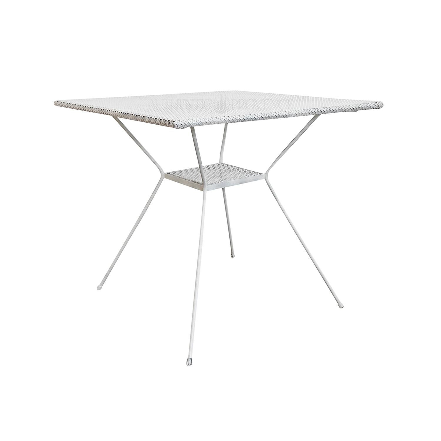 20ème siècle Paire de tables de jardin en métal blanc de style 