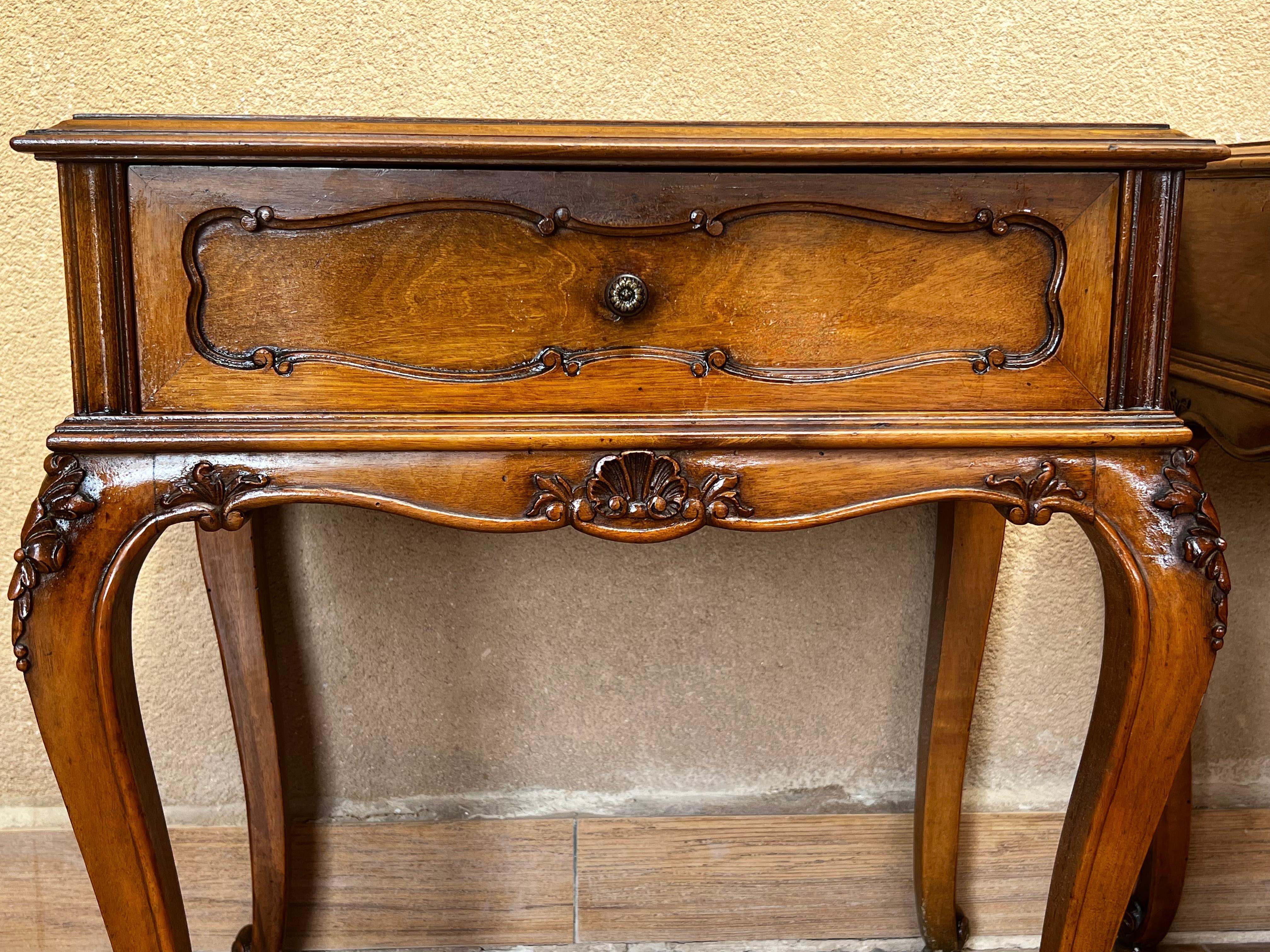 20th Century Pair of French Nightstands with One-Drawer and Cabriole Legs For Sale 2