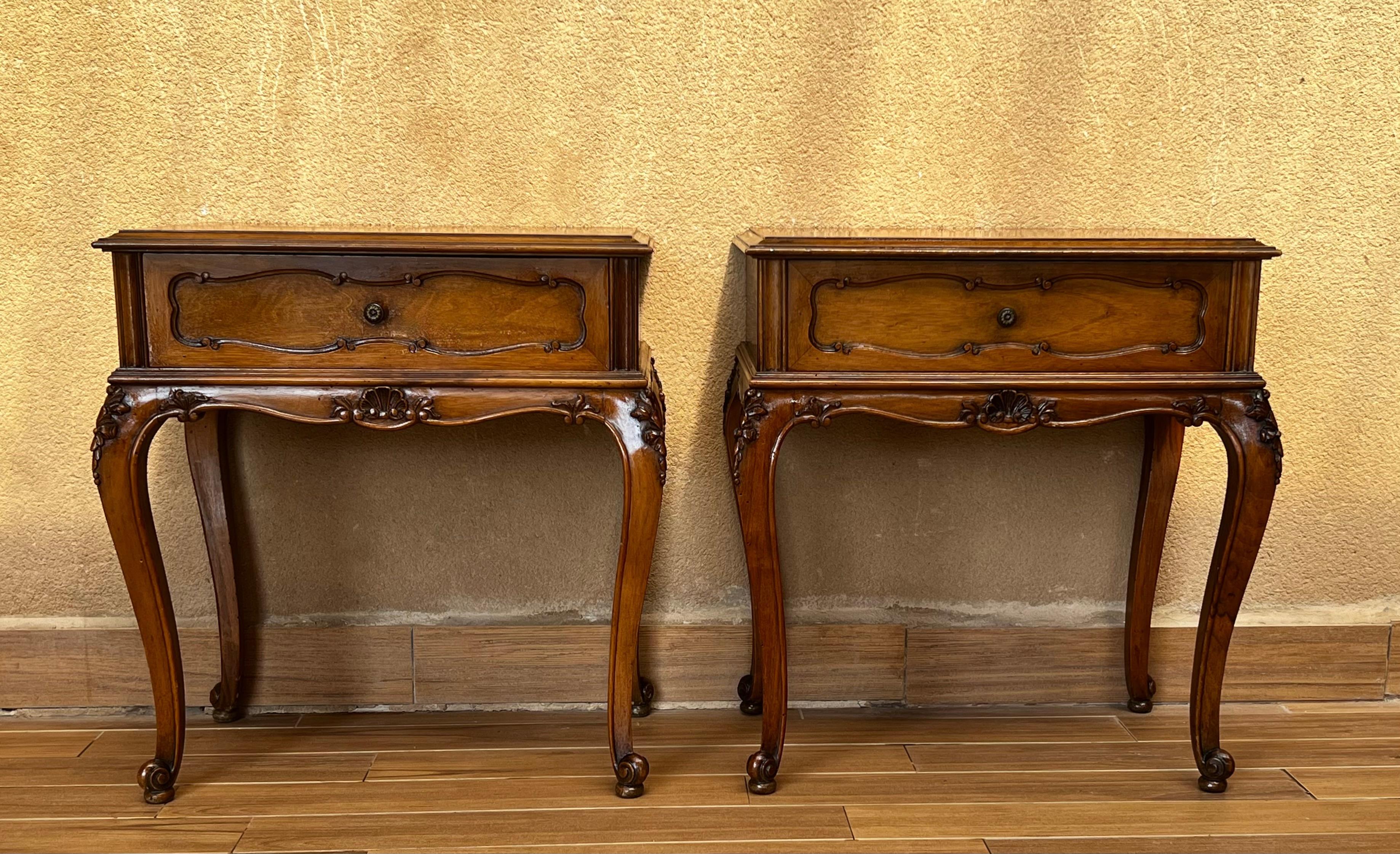 Französisches Nachttischpaar des 20. Jahrhunderts mit einer Schublade und Cabriole-Beinen. Die Tische haben eine schöne geschnitzte in Beine und Schürze vor.
Wirklich schöne Patina.