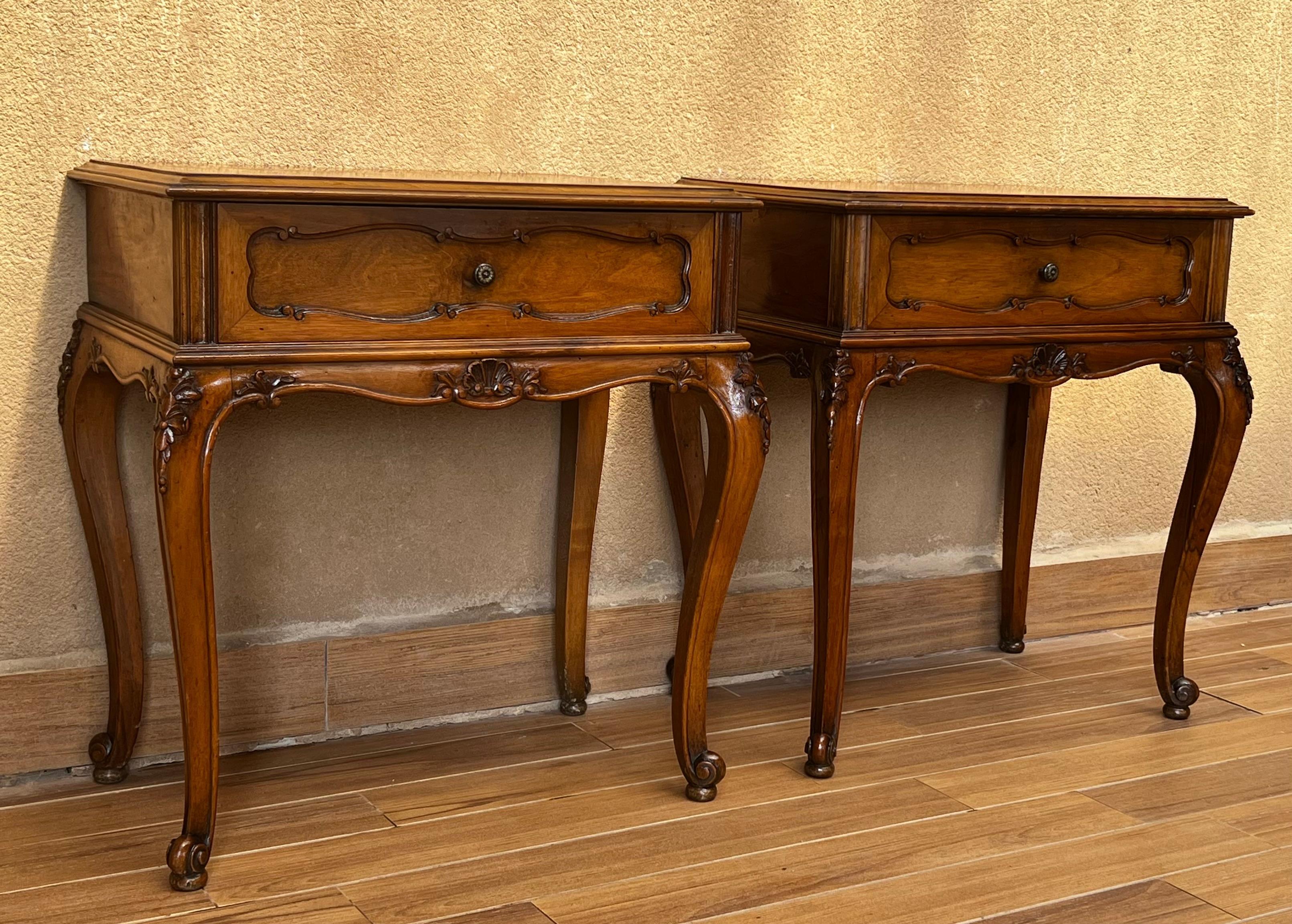 European 20th Century Pair of French Nightstands with One-Drawer and Cabriole Legs For Sale