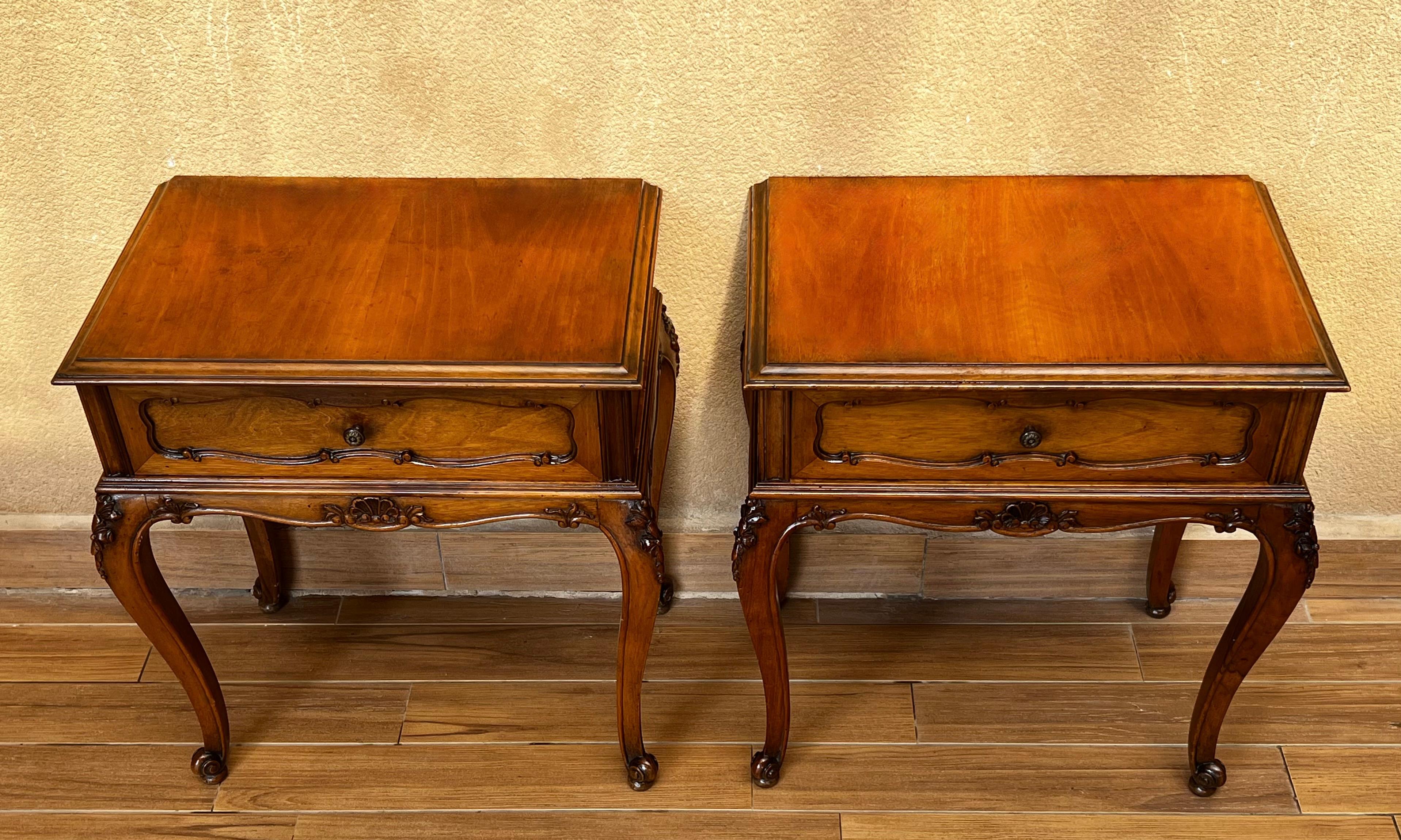 20th Century Pair of French Nightstands with One-Drawer and Cabriole Legs In Good Condition For Sale In Miami, FL
