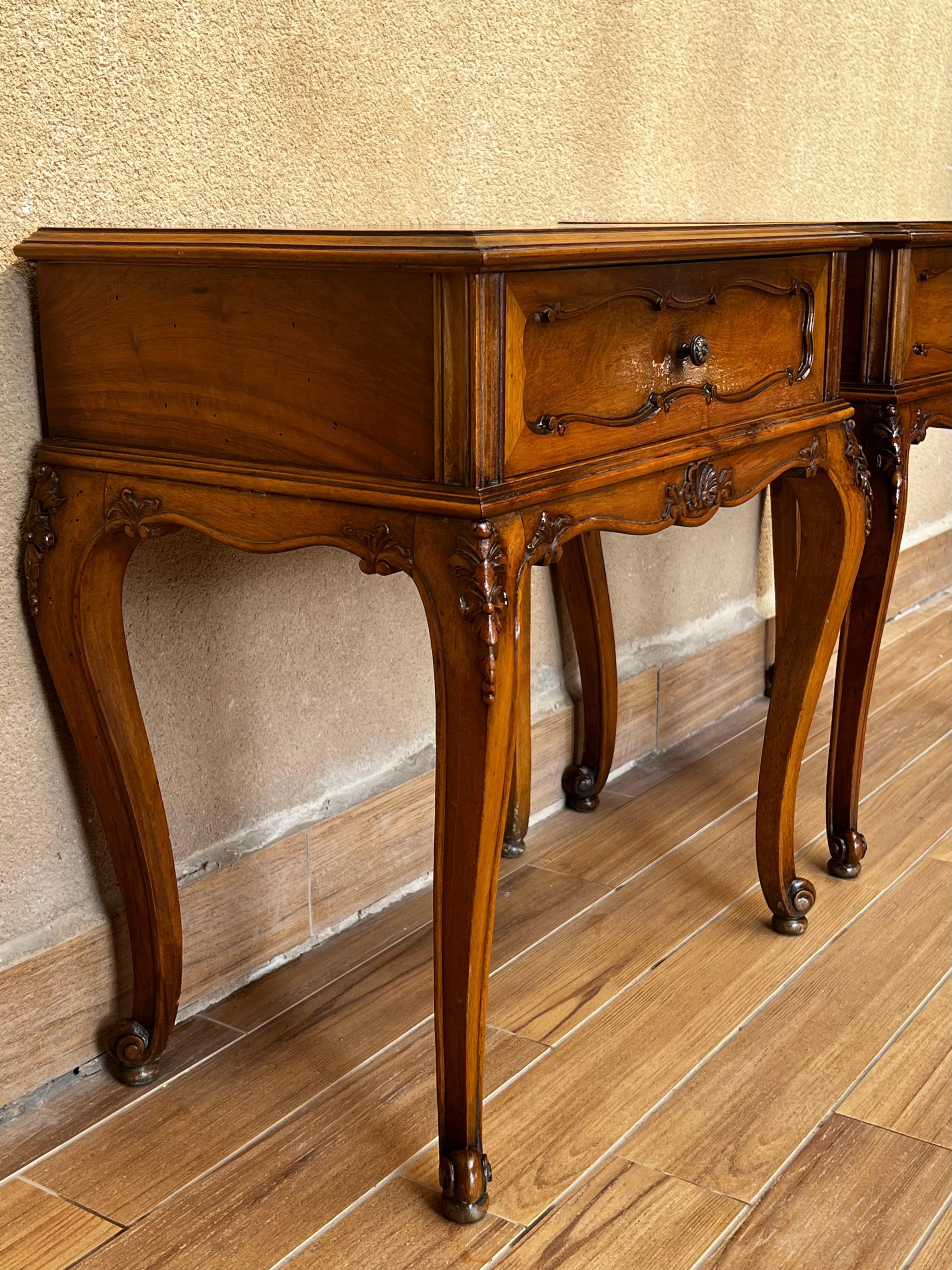 Marble 20th Century Pair of French Nightstands with One-Drawer and Cabriole Legs For Sale