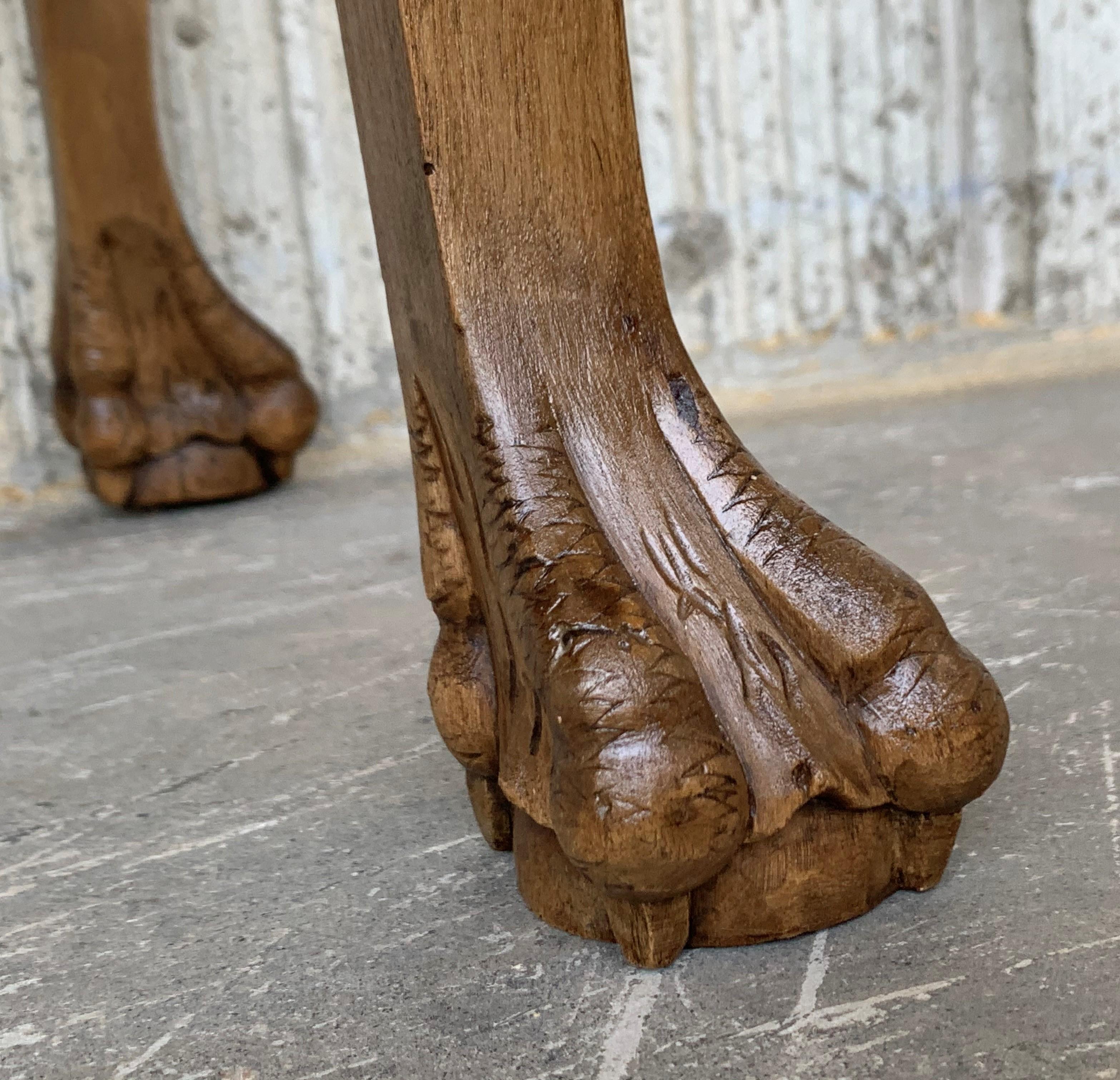 20ème siècle Paire de tables de nuit françaises à un tiroir et pieds griffes en vente 5