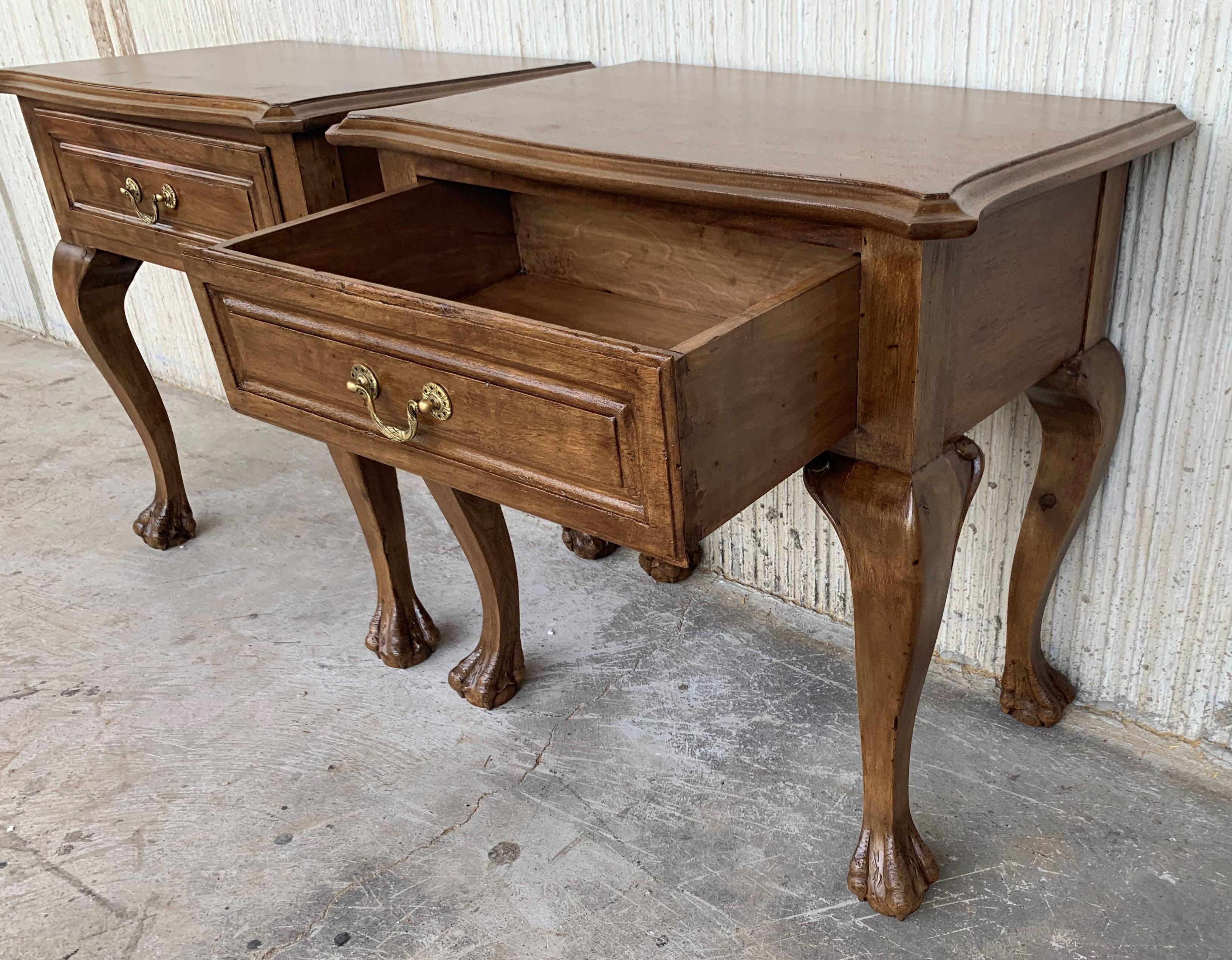 European 20th Century Pair of French Nightstands with One Drawer and Claw Feet For Sale
