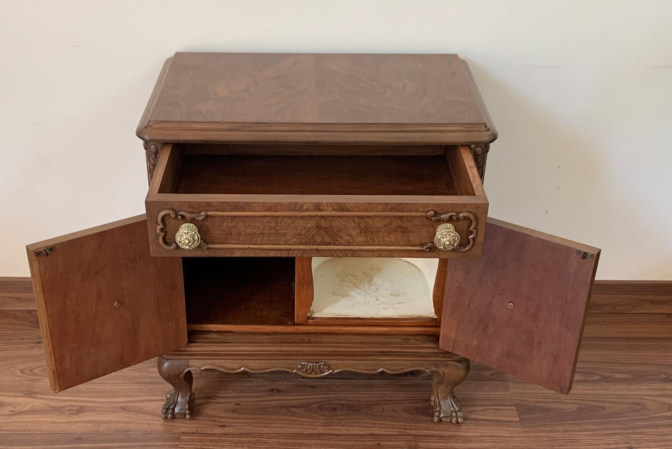 20th Century Pair of French Nightstands with One Drawer and Doors and Claw Feet For Sale 2