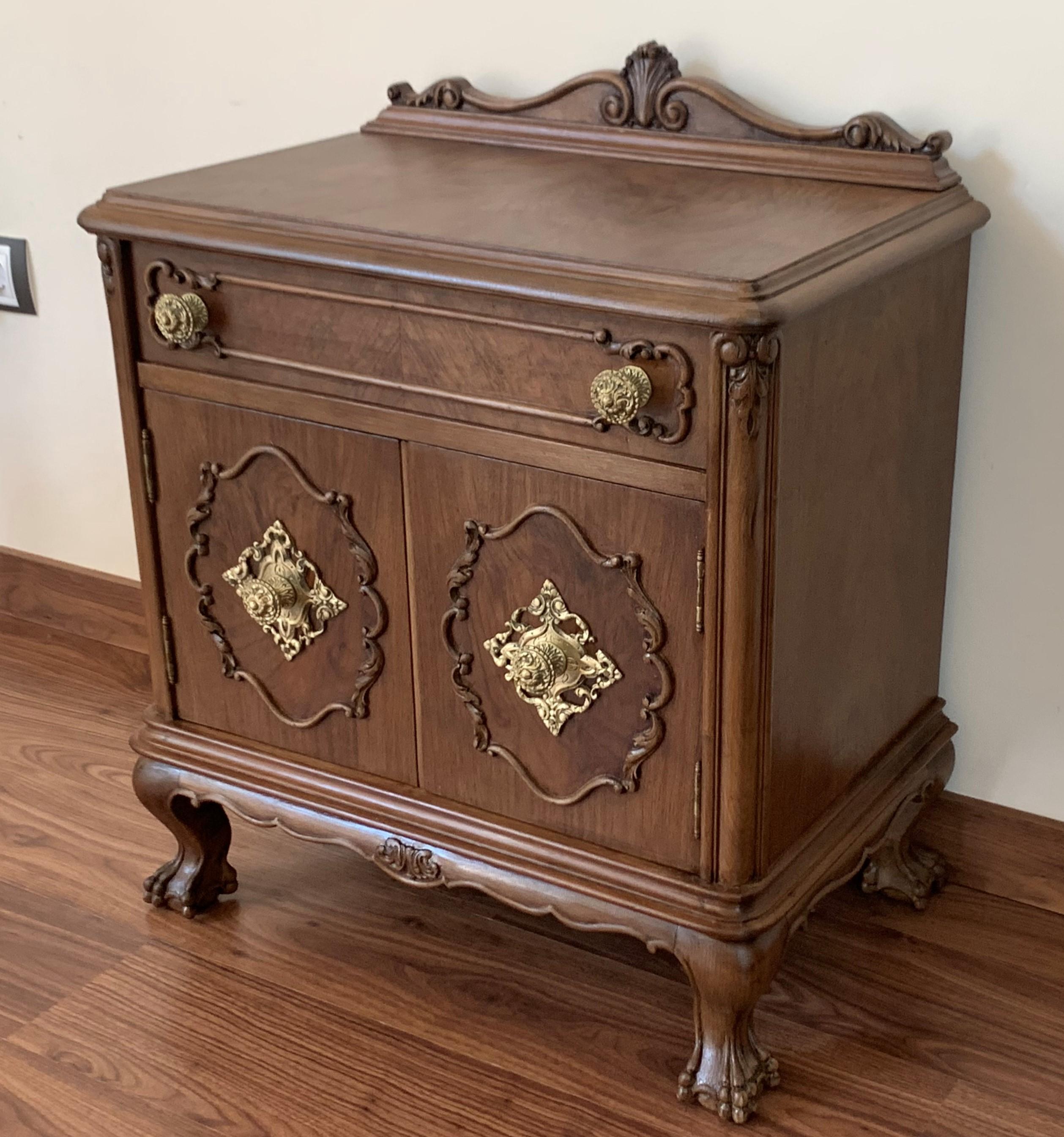 Pair of Baroque style bedside tables from the mid-20th century. Nicely carved furniture in walnut with removable backsplashes. Nightstands with a drawer and two front doors, of good capacity. Furniture adorned with original bronze hardware. Ideal
