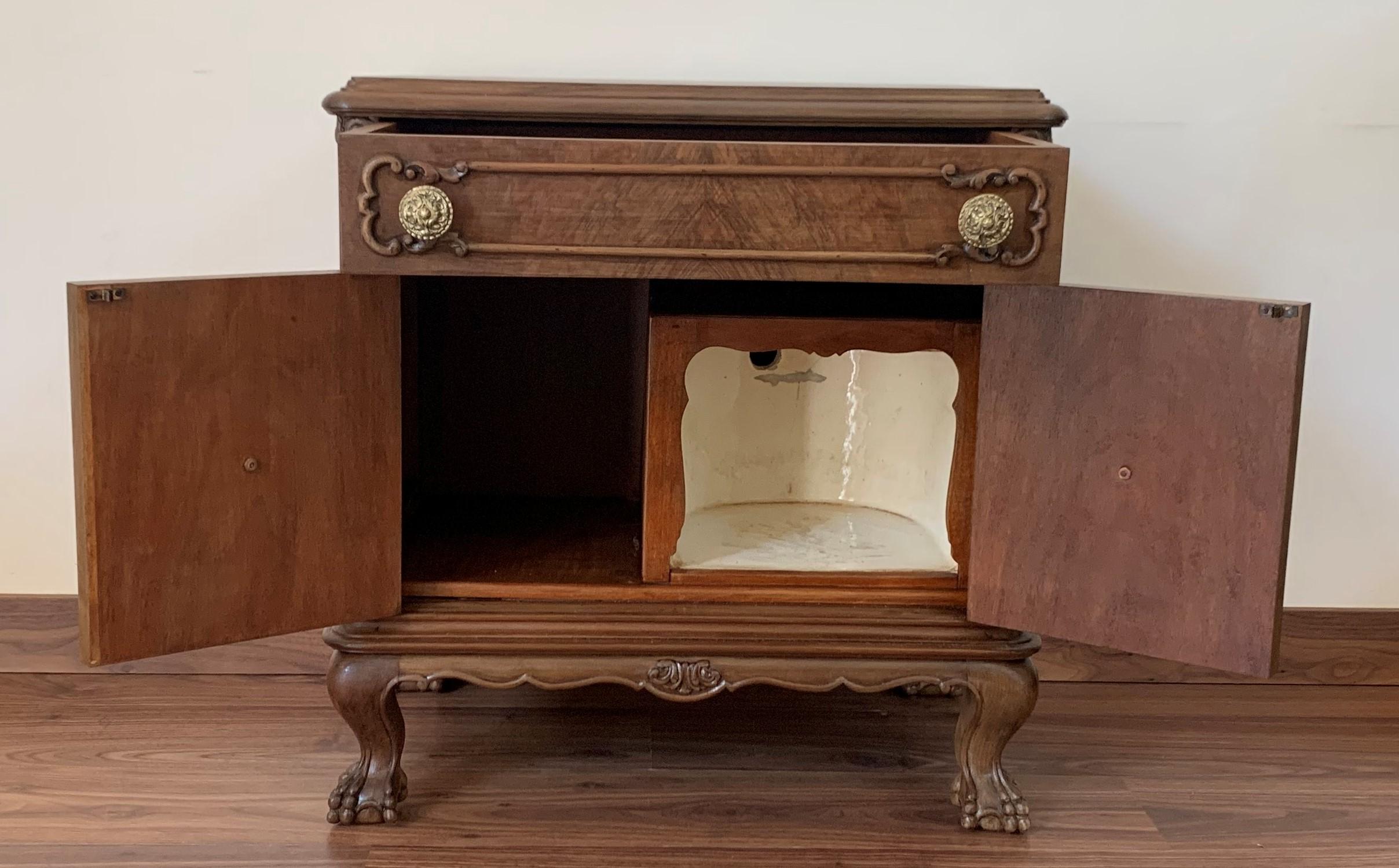 20th Century Pair of French Nightstands with One Drawer and Doors and Claw Feet For Sale 1