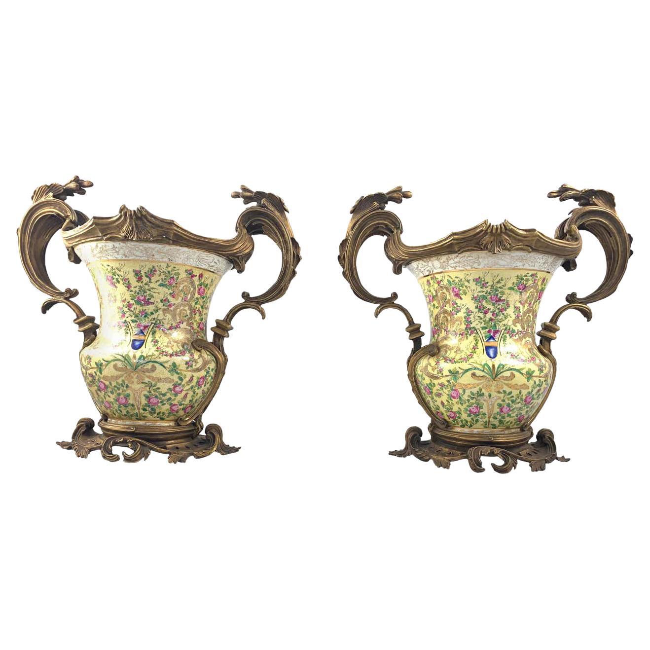 Paire d'urnes à deux poignées en porcelaine française et bronze doré du XXe siècle