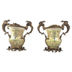 Paar französische Porzellan- und Goldbronze-Urnen mit zwei Henkeln aus dem 20. Jahrhundert