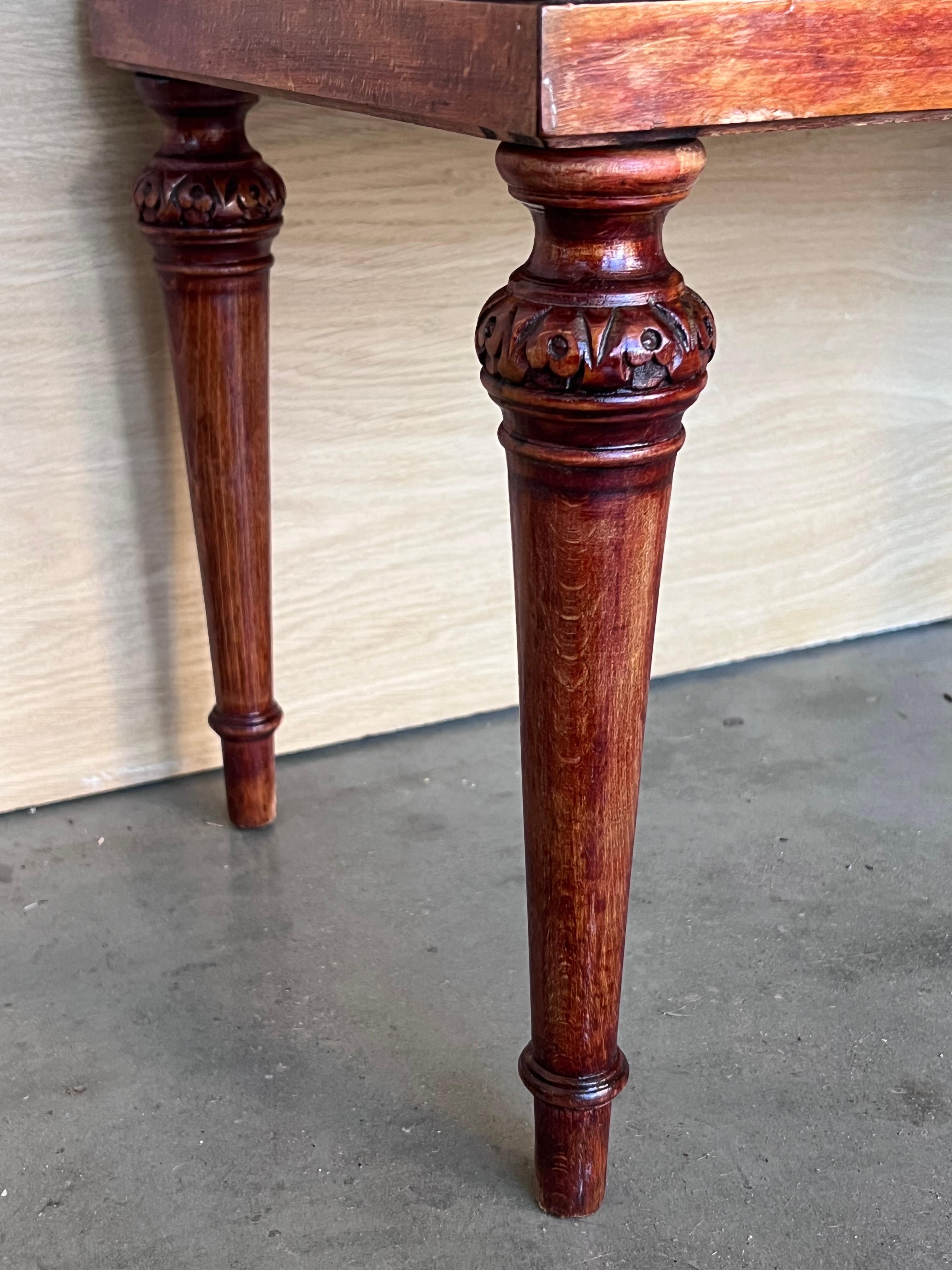 Coppia di lamponi francesi del 20° secolo  Comodini a due cassetti in legno in vendita 4